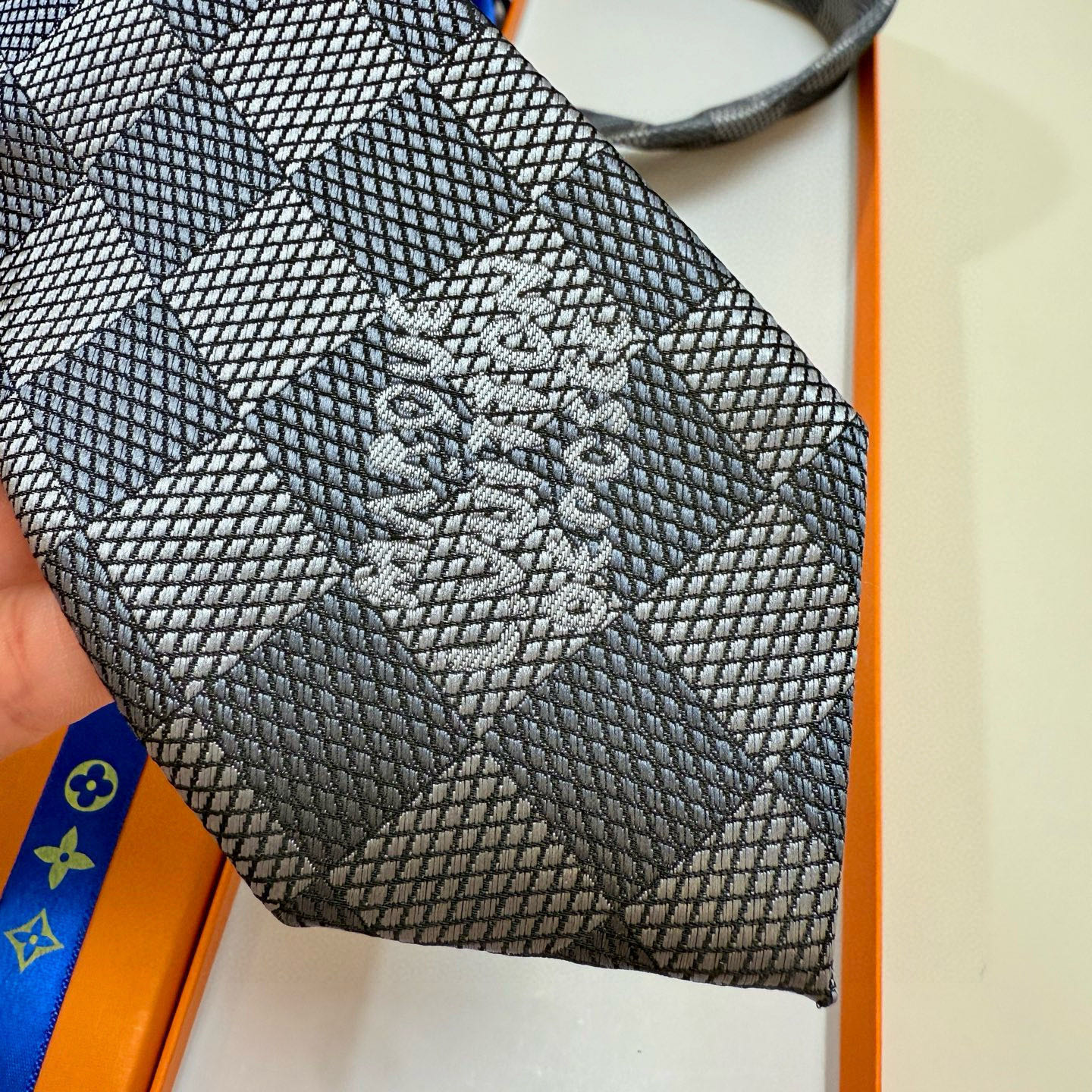 特价。 专柜同步新款 LV棋盘格领带👔👔，稀有😻😻展现精湛手工与时尚优雅的理想选择，这款领带将标志性的路