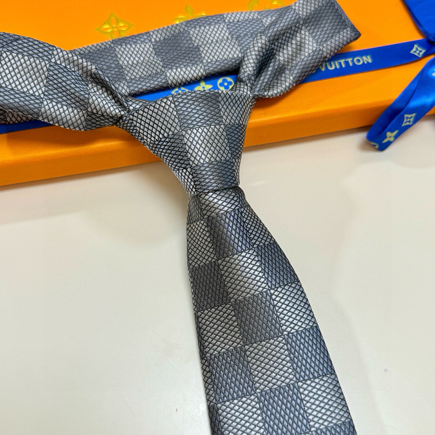 特价。 专柜同步新款 LV棋盘格领带👔👔，稀有😻😻展现精湛手工与时尚优雅的理想选择，这款领带将标志性的路