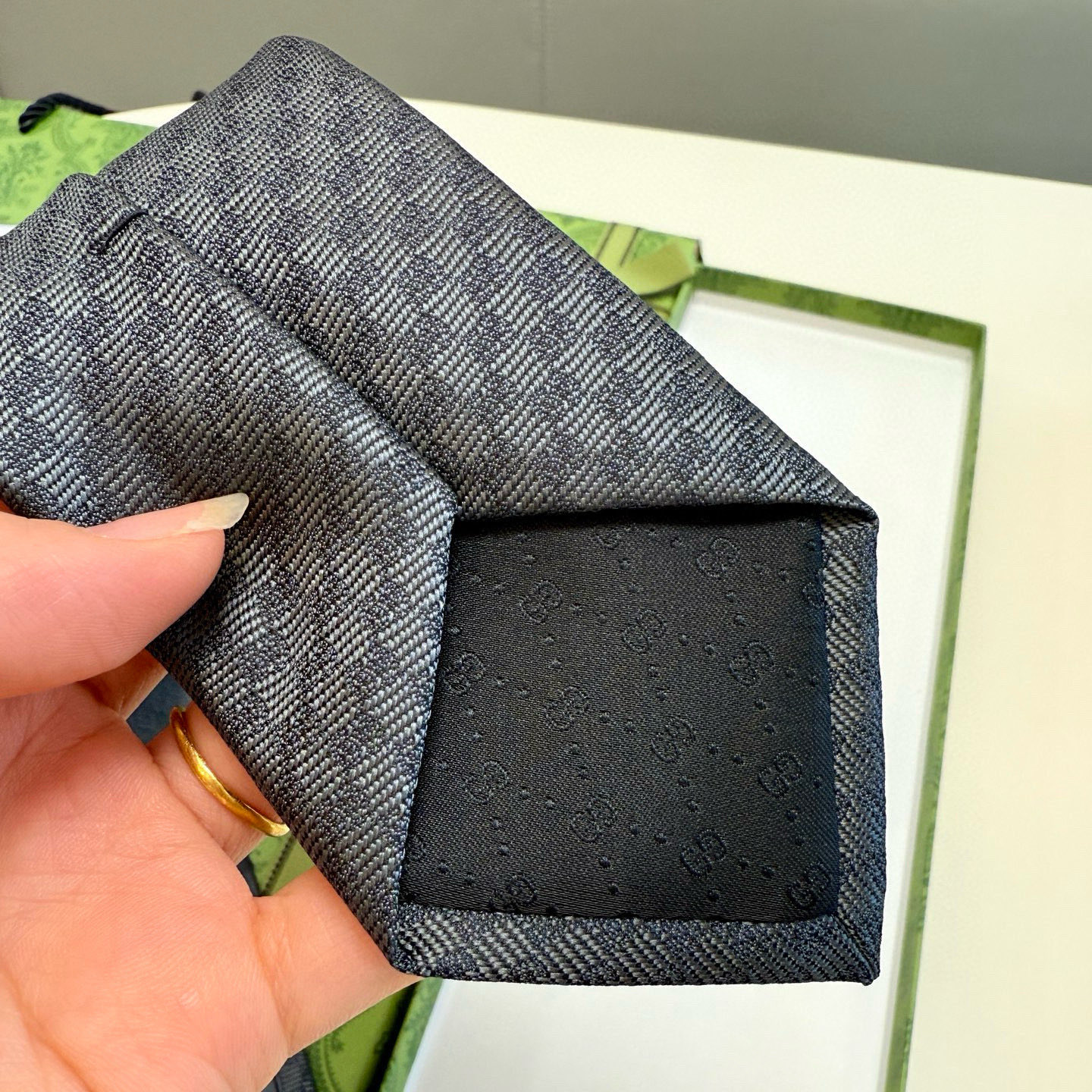 特价。官方同步古奇男款领带【双GG领带】👔👔，稀有🐝🐝展现精湛手工与时尚优雅的理想选择，这款领带将标志性