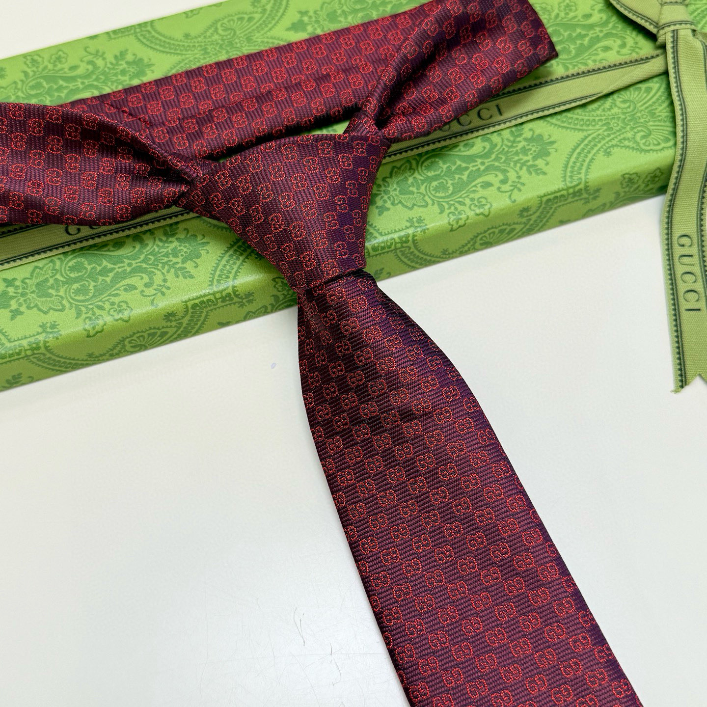 特价。官方同步古奇男款领带【双GG领带】👔👔，稀有🐝🐝展现精湛手工与时尚优雅的理想选择，这款领带将标志性