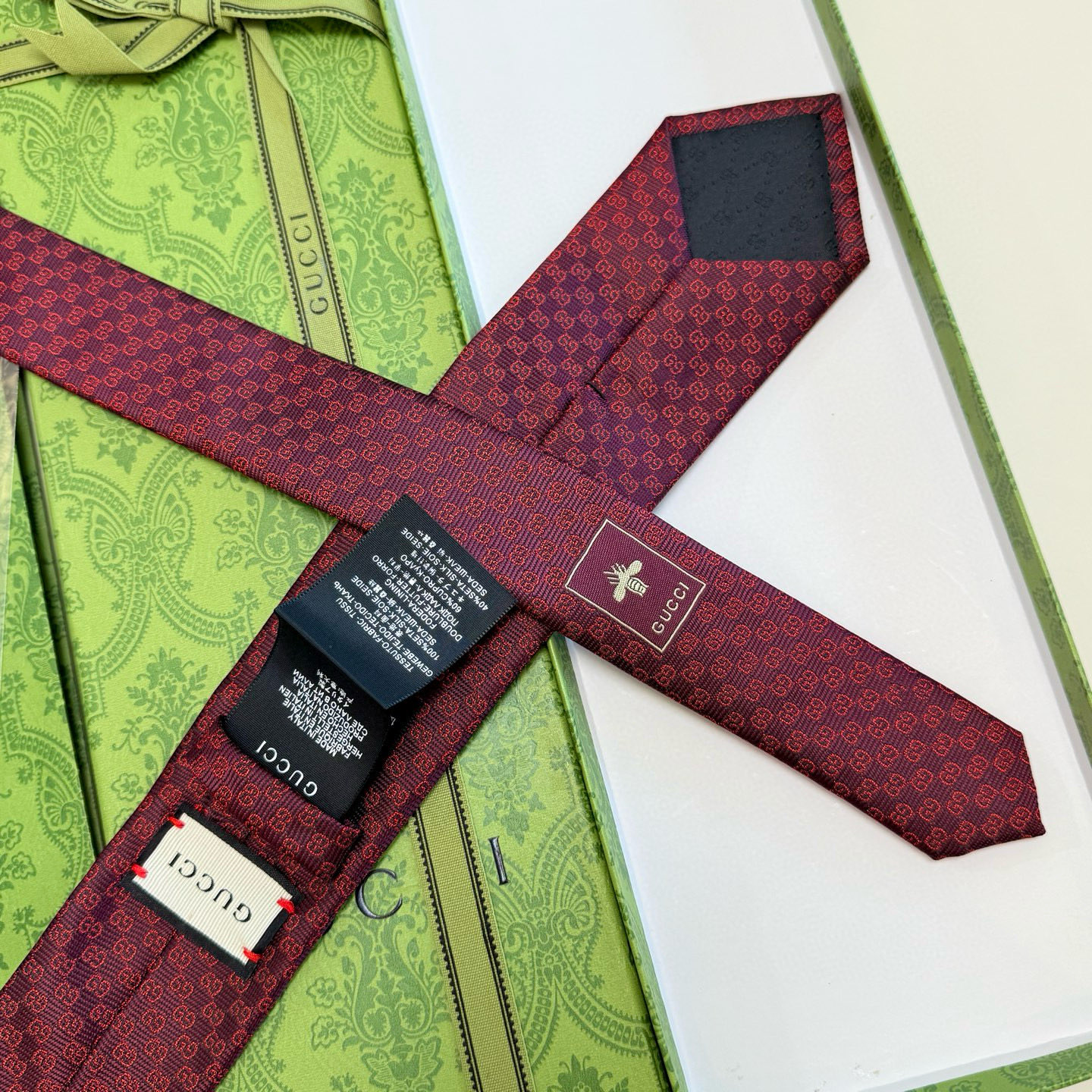 特价。官方同步古奇男款领带【双GG领带】👔👔，稀有🐝🐝展现精湛手工与时尚优雅的理想选择，这款领带将标志性