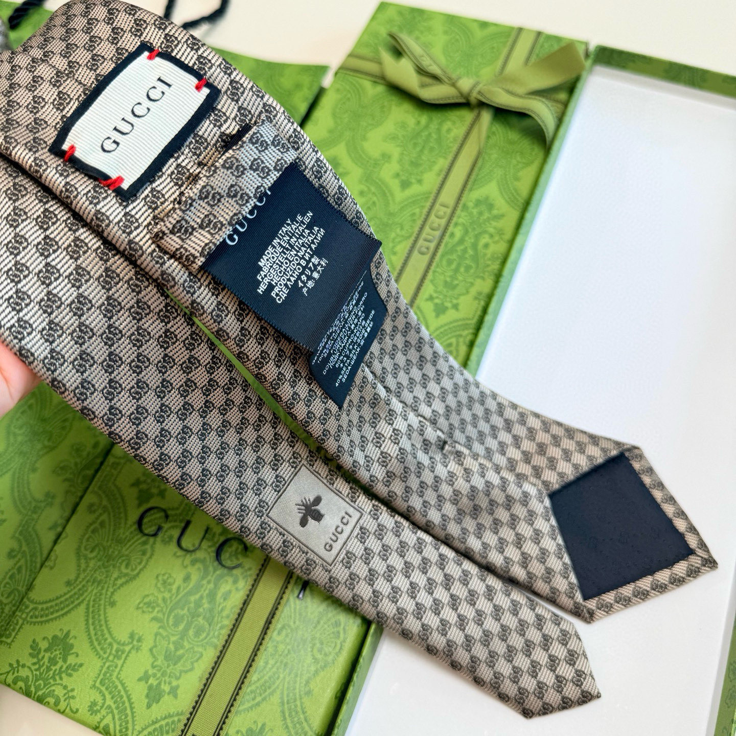 特价。官方同步古奇男款领带【双GG领带】👔👔，稀有🐝🐝展现精湛手工与时尚优雅的理想选择，这款领带将标志性