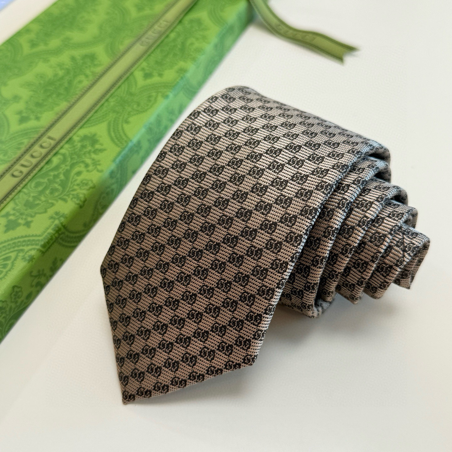 特价。官方同步古奇男款领带【双GG领带】👔👔，稀有🐝🐝展现精湛手工与时尚优雅的理想选择，这款领带将标志性