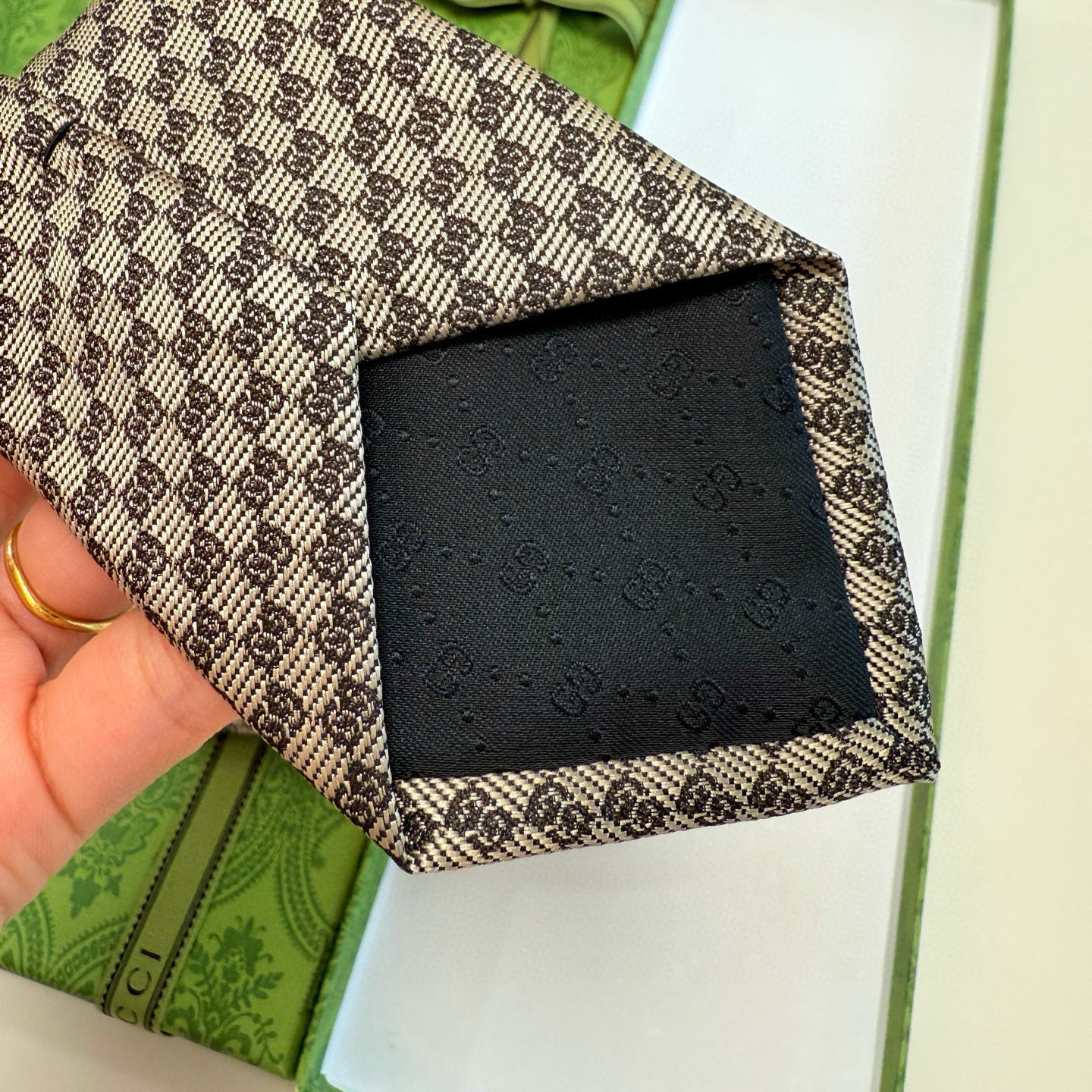 特价。官方同步古奇男款领带【双GG领带】👔👔，稀有🐝🐝展现精湛手工与时尚优雅的理想选择，这款领带将标志性