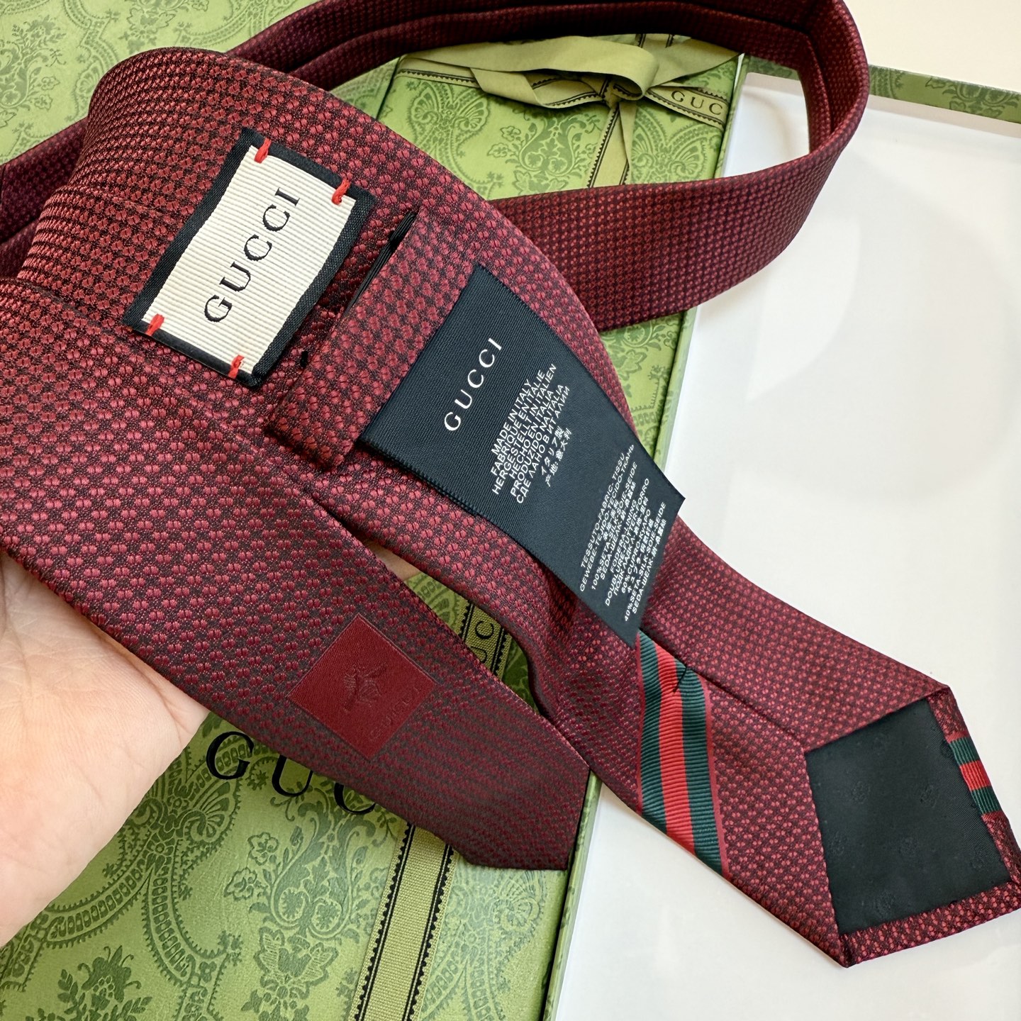 特价。Gucci家这款小蜜蜂真的很吸睛！看了就爱上而且搭配蓝色西服 超级好看了比其他款式都年轻耐看更显气
