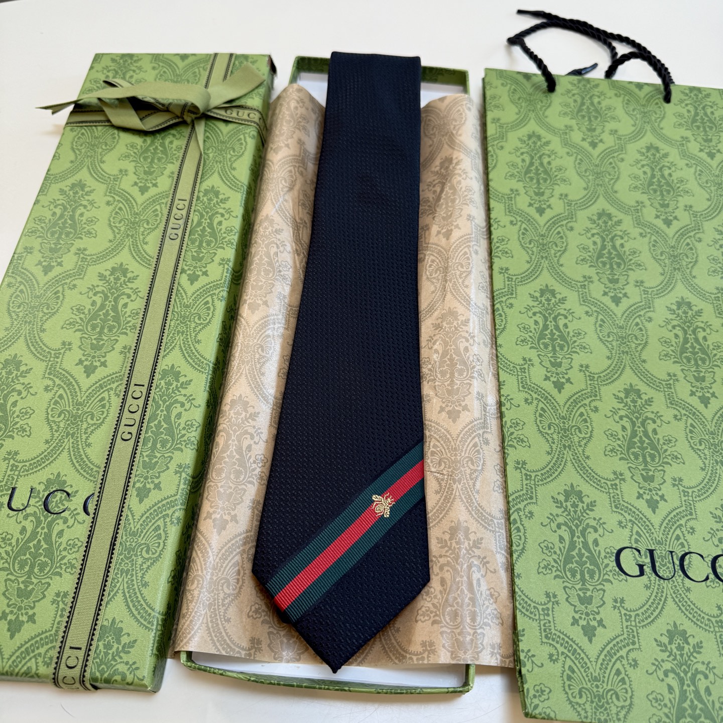 特价。Gucci家这款小蜜蜂真的很吸睛！看了就爱上而且搭配蓝色西服 超级好看了比其他款式都年轻耐看更显气