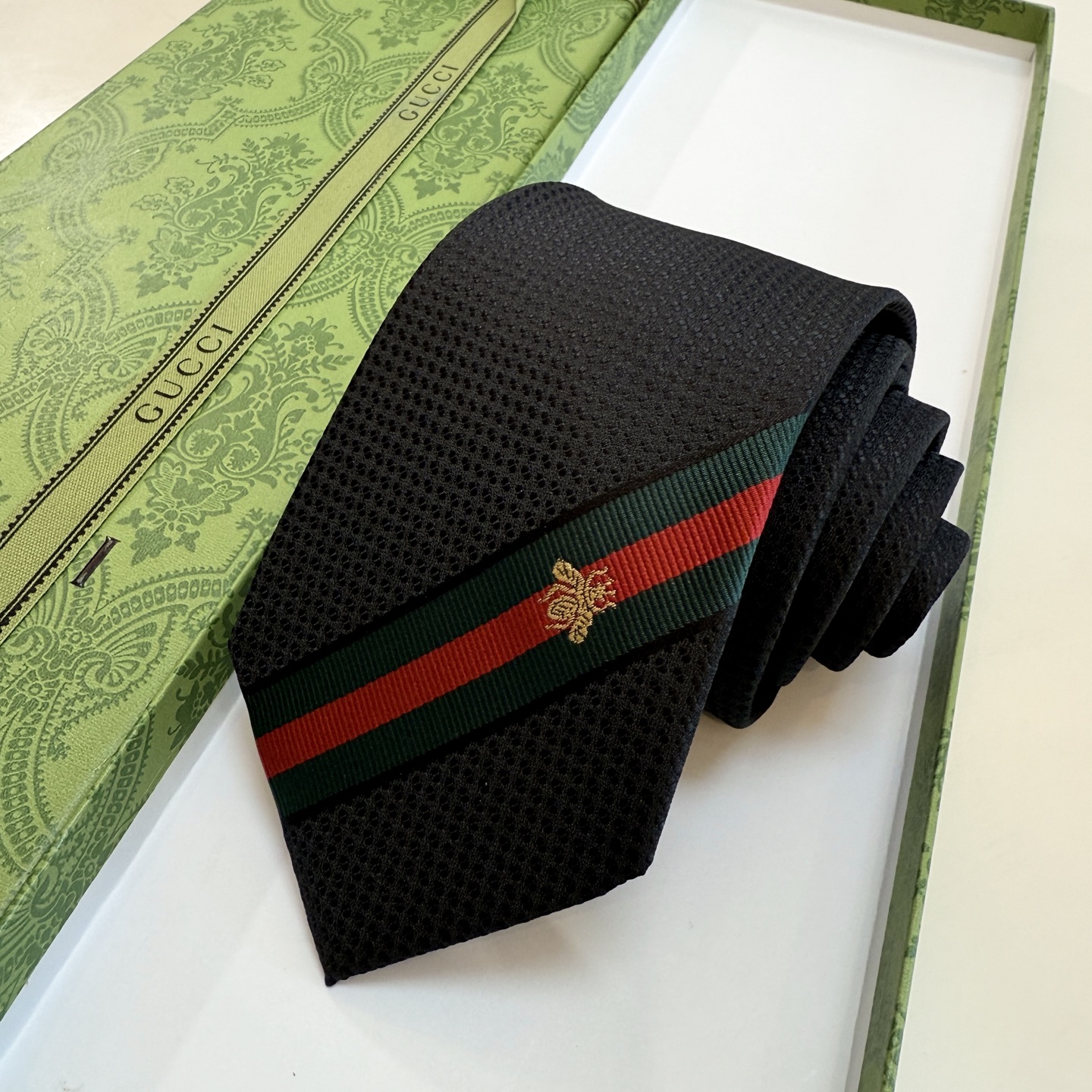 特价。Gucci家这款小蜜蜂真的很吸睛！看了就爱上而且搭配蓝色西服 超级好看了比其他款式都年轻耐看更显气