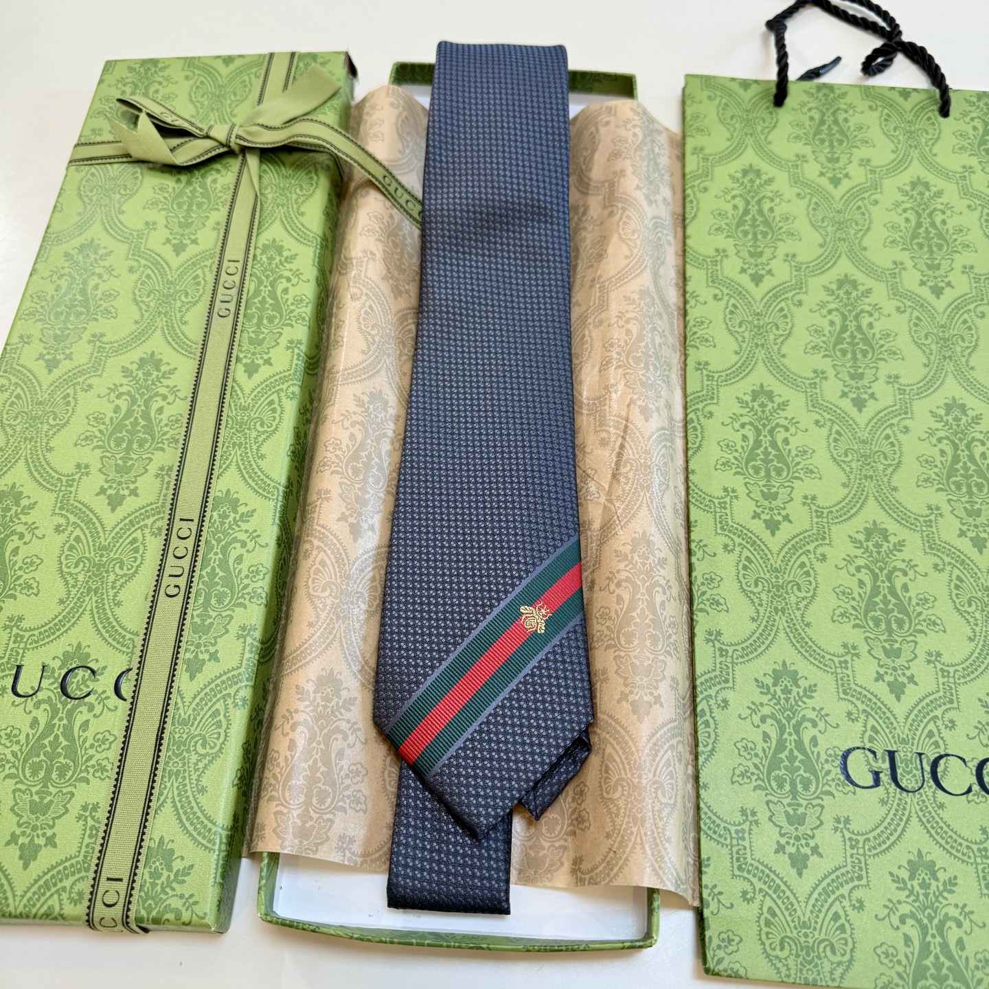 特价。Gucci家这款小蜜蜂真的很吸睛！看了就爱上而且搭配蓝色西服 超级好看了比其他款式都年轻耐看更显气