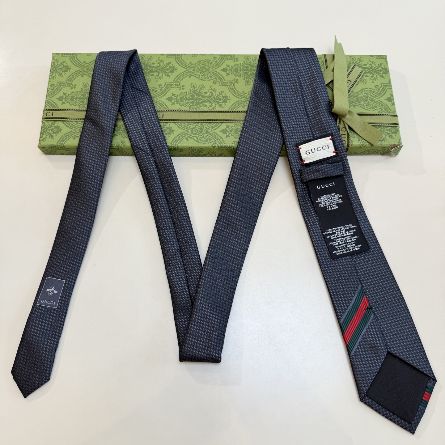 特价。Gucci家这款小蜜蜂真的很吸睛！看了就爱上而且搭配蓝色西服 超级好看了比其他款式都年轻耐看更显气