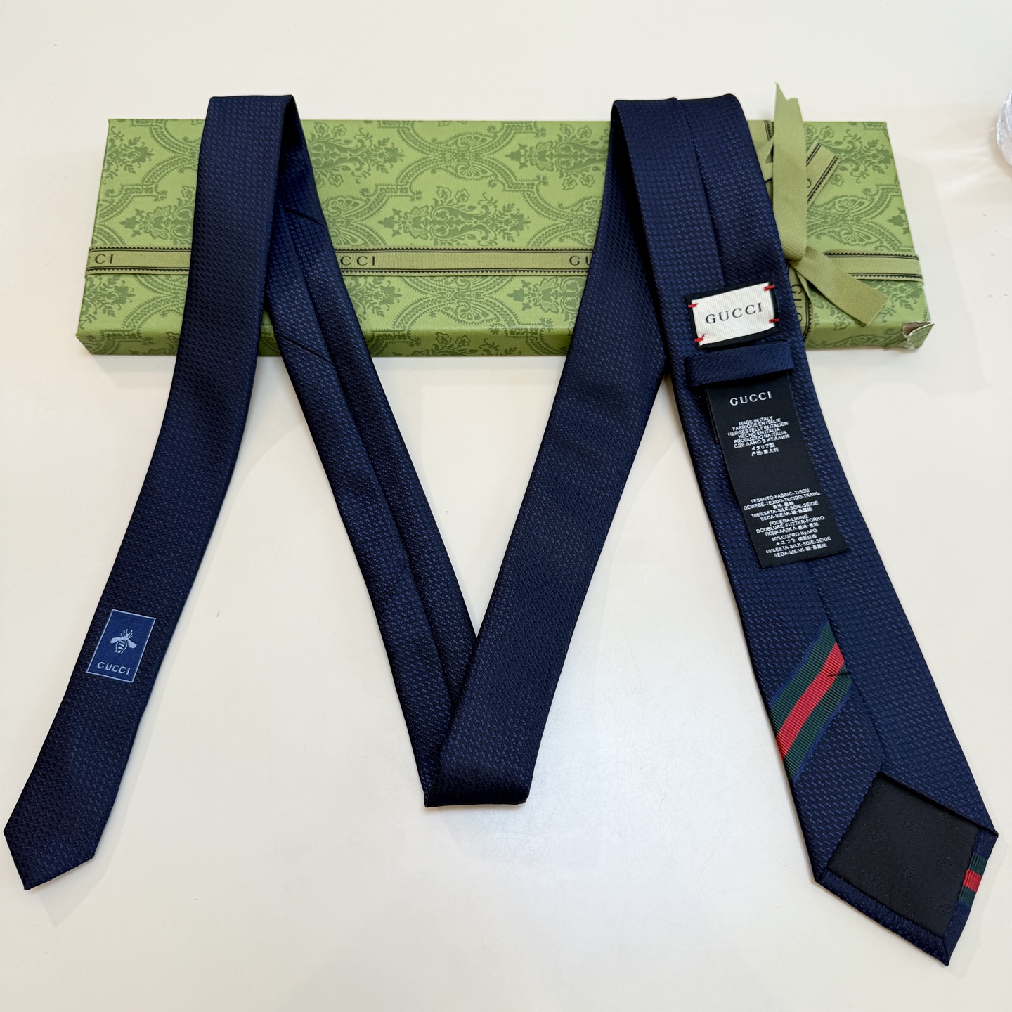 特价。Gucci家这款小蜜蜂真的很吸睛！看了就爱上而且搭配蓝色西服 超级好看了比其他款式都年轻耐看更显气