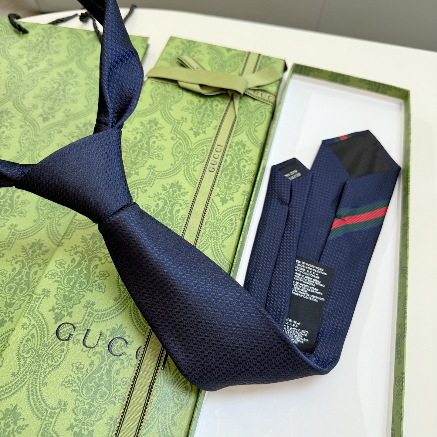 特价。Gucci家这款小蜜蜂真的很吸睛！看了就爱上而且搭配蓝色西服 超级好看了比其他款式都年轻耐看更显气