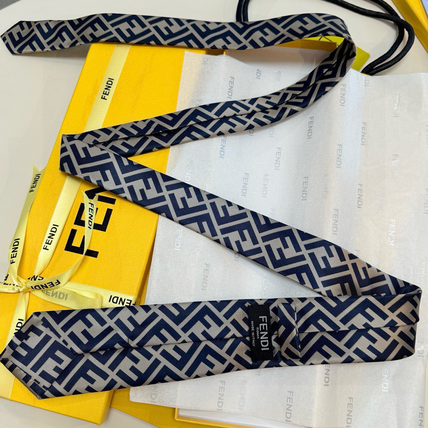 特价。实物真的很美，男士芬迪爆款领带👔👔，稀有😻😻展现精湛手工与时尚优雅的理想选择，这款采用F家最具标志