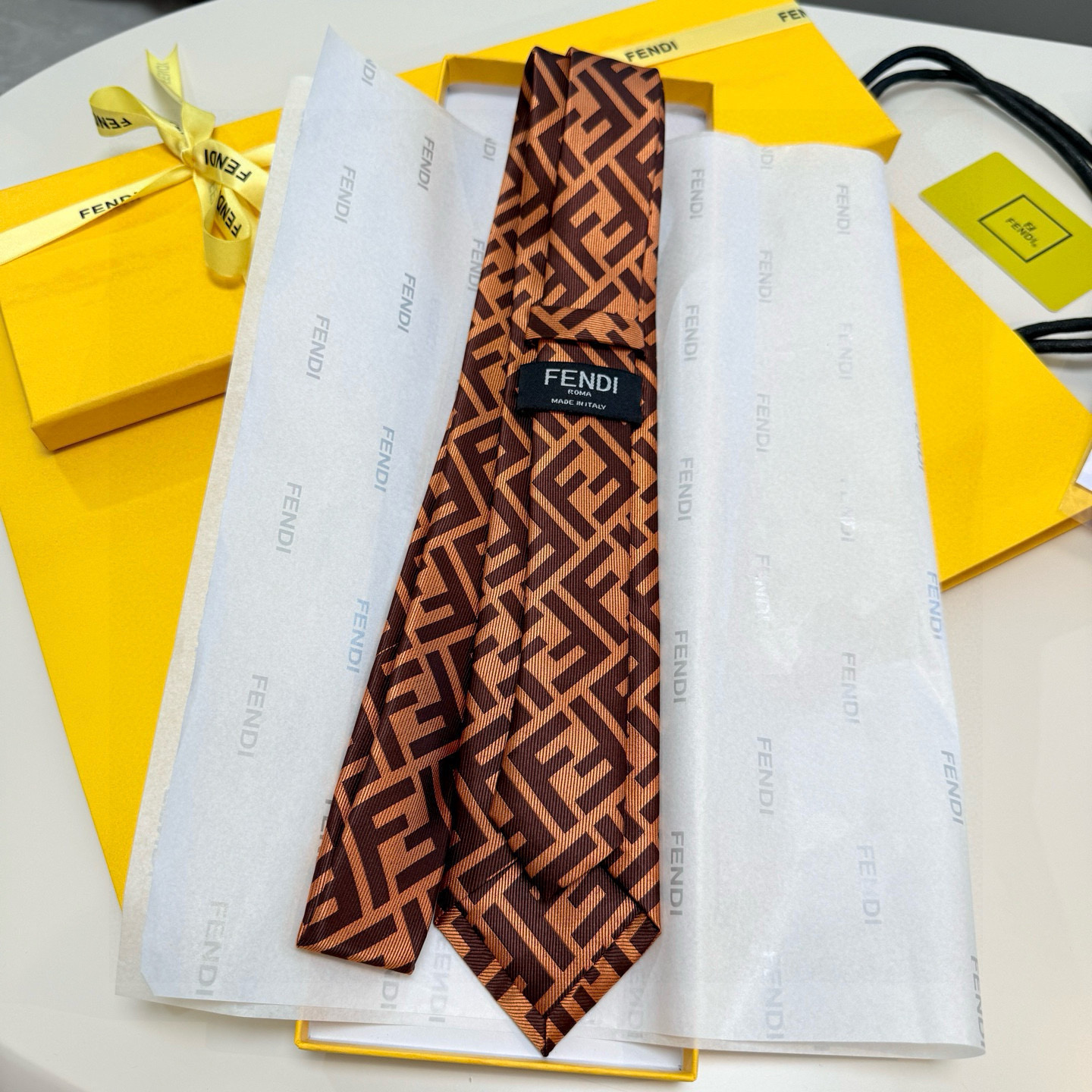特价。实物真的很美，男士芬迪爆款领带👔👔，稀有😻😻展现精湛手工与时尚优雅的理想选择，这款采用F家最具标志