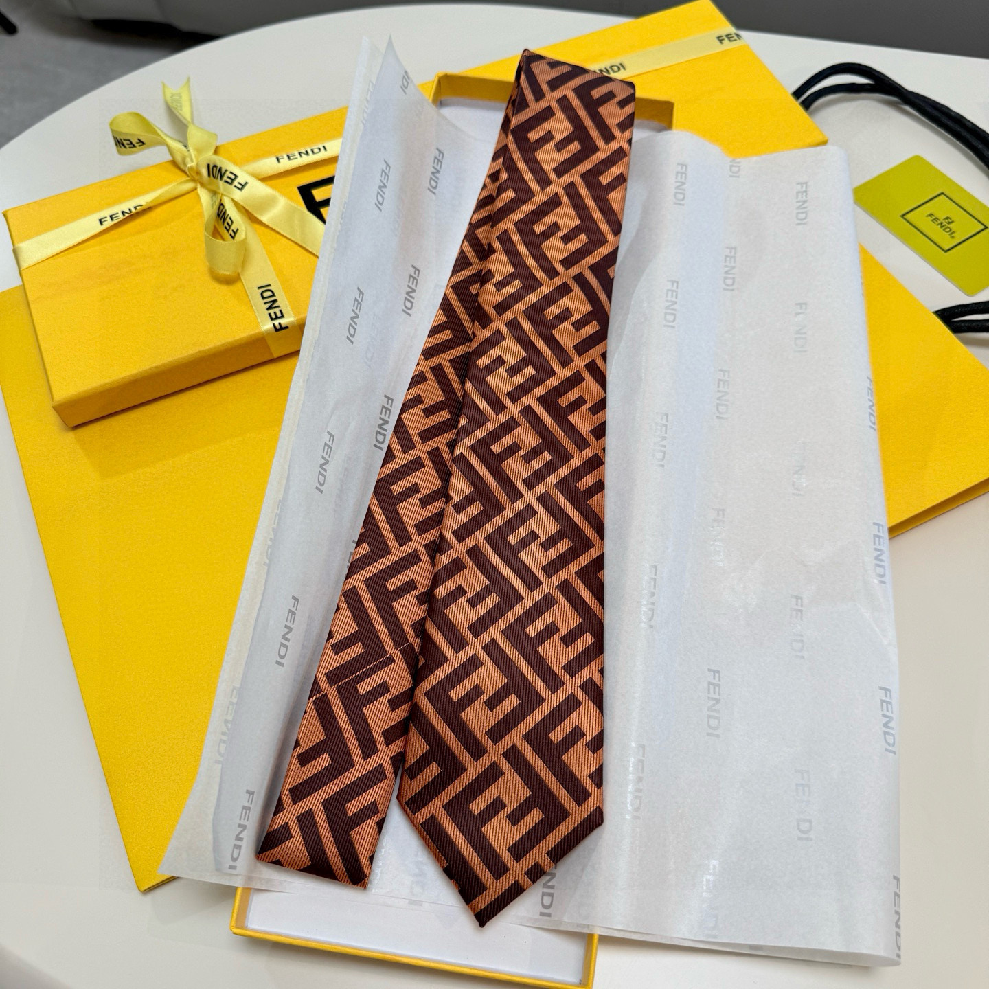 特价。实物真的很美，男士芬迪爆款领带👔👔，稀有😻😻展现精湛手工与时尚优雅的理想选择，这款采用F家最具标志
