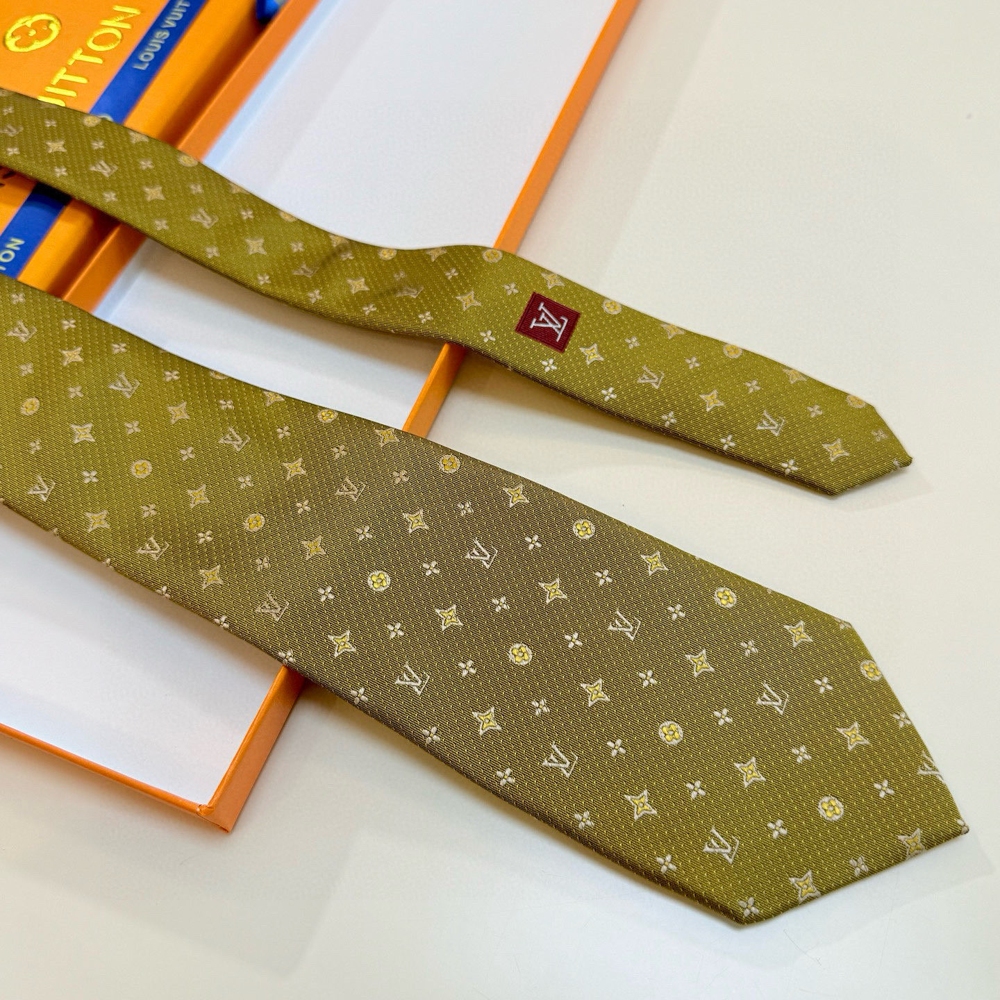 特价。LV男士领带系列【L老花字母提花领带】👔👔，稀有😻😻展现精湛手工与时尚优雅的理想选择，这款领带将标