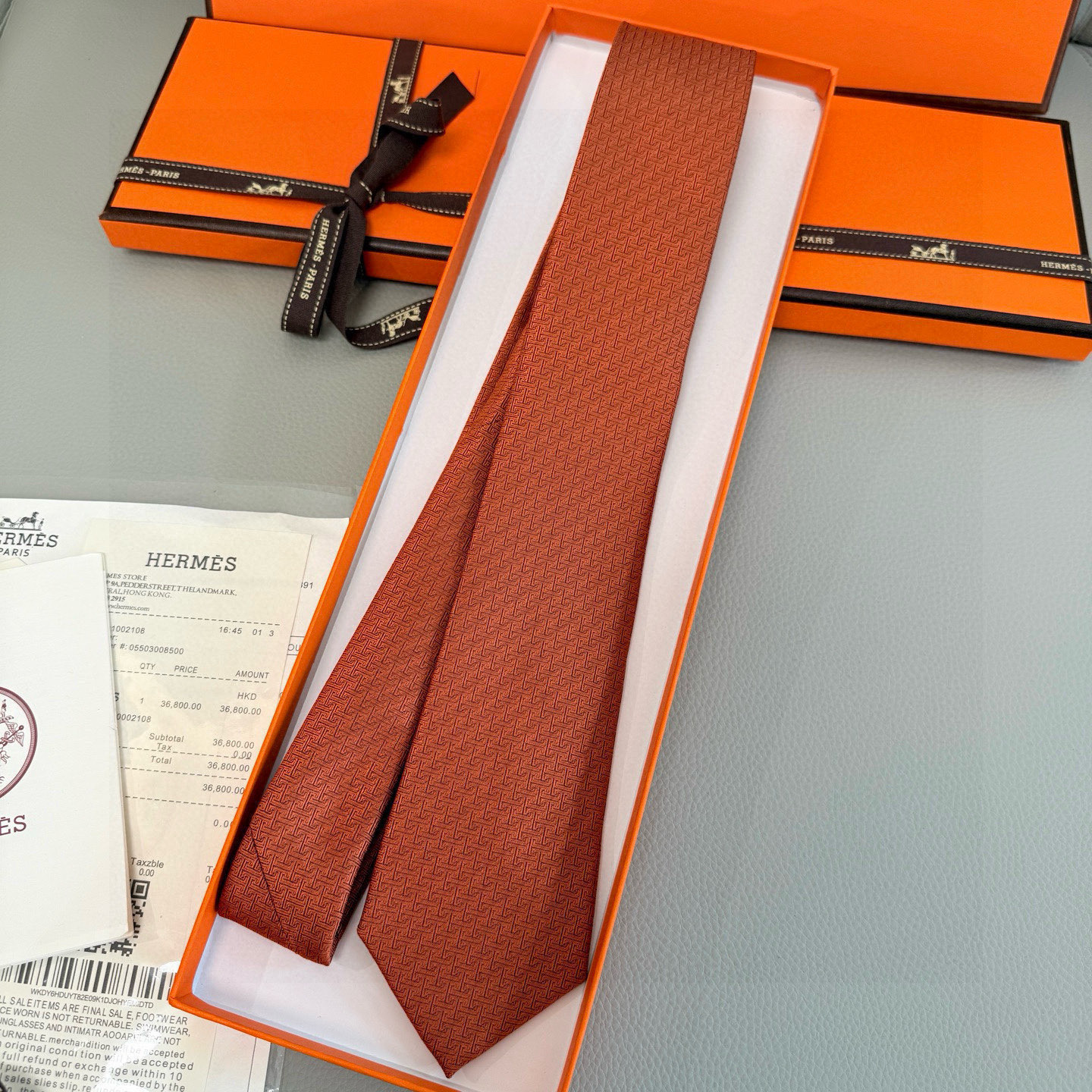 特价。官方同步新款男士领带，【H标志图案领带】👔👔，稀有H家每年都有一千条不同印花的领带面世，从最初的多