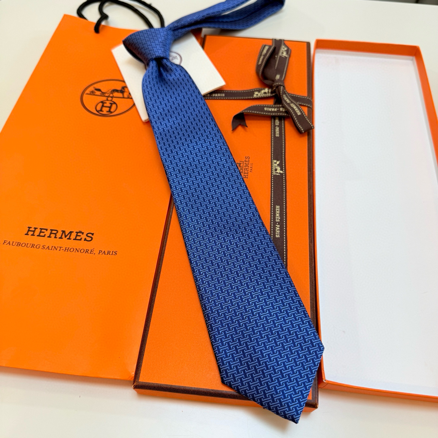 特价。官方同步新款男士领带，【H标志图案领带】👔👔，稀有H家每年都有一千条不同印花的领带面世，从最初的多