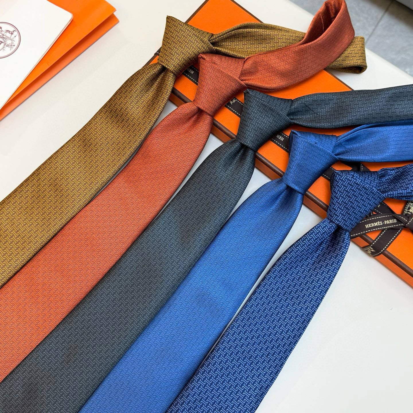 特价。官方同步新款男士领带，【H标志图案领带】👔👔，稀有H家每年都有一千条不同印花的领带面世，从最初的多