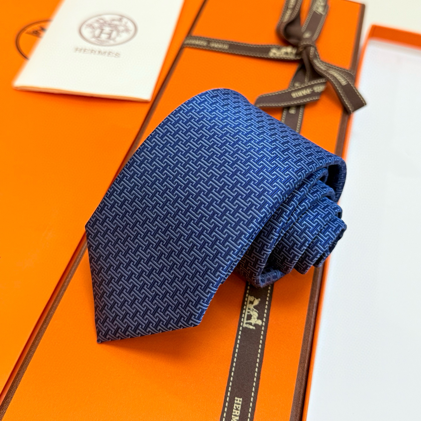 特价。官方同步新款男士领带，【H标志图案领带】👔👔，稀有H家每年都有一千条不同印花的领带面世，从最初的多