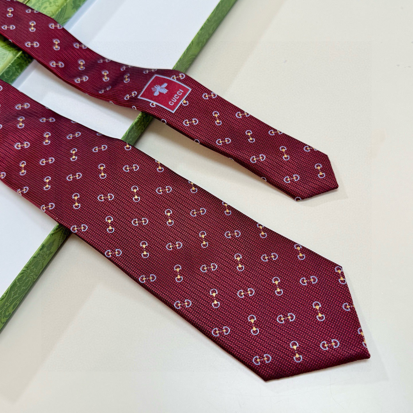 特价。官方同步古奇男款领带【GG马衔扣领带】👔👔，稀有🐝🐝展现精湛手工与时尚优雅的理想选择，这款领带将标