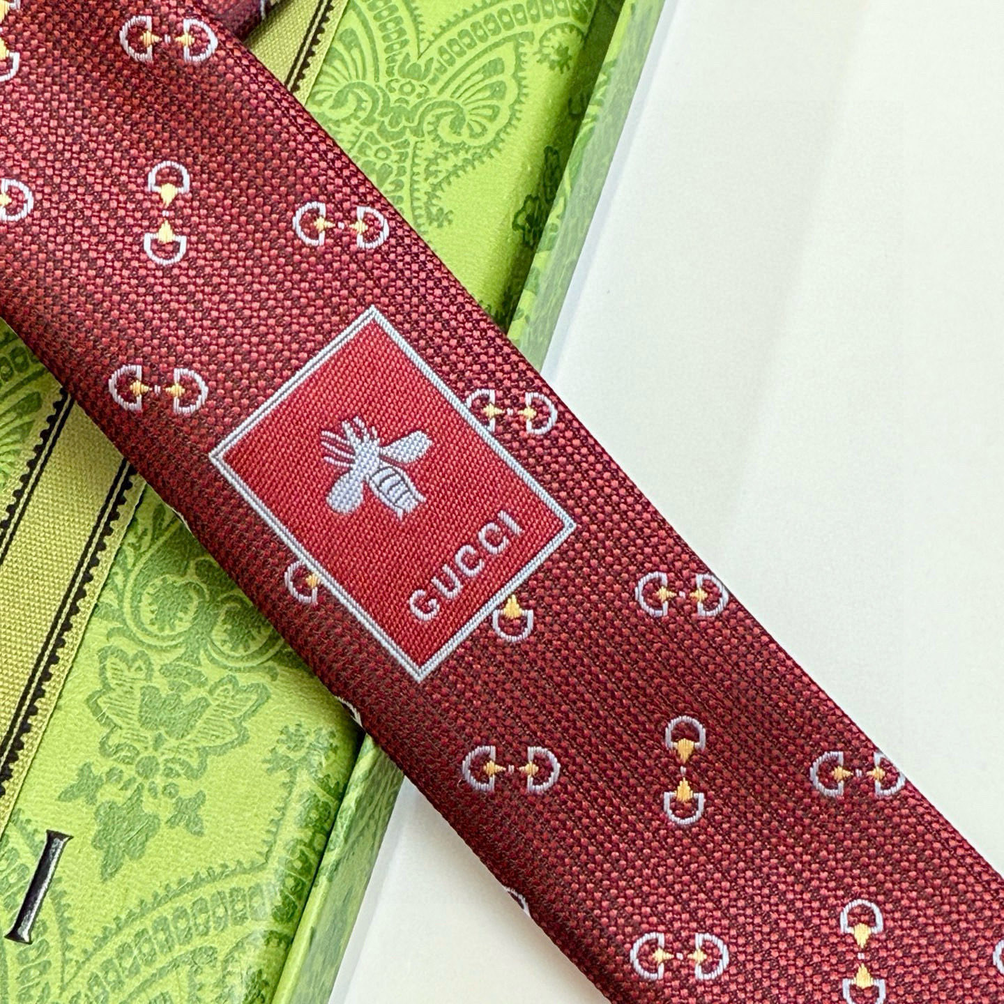 特价。官方同步古奇男款领带【GG马衔扣领带】👔👔，稀有🐝🐝展现精湛手工与时尚优雅的理想选择，这款领带将标