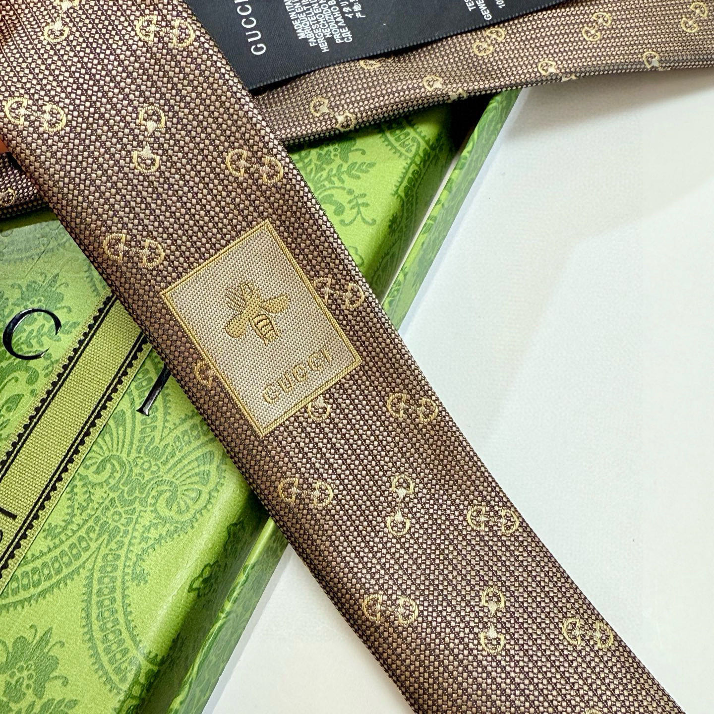 特价。官方同步古奇男款领带【GG马衔扣领带】👔👔，稀有🐝🐝展现精湛手工与时尚优雅的理想选择，这款领带将标
