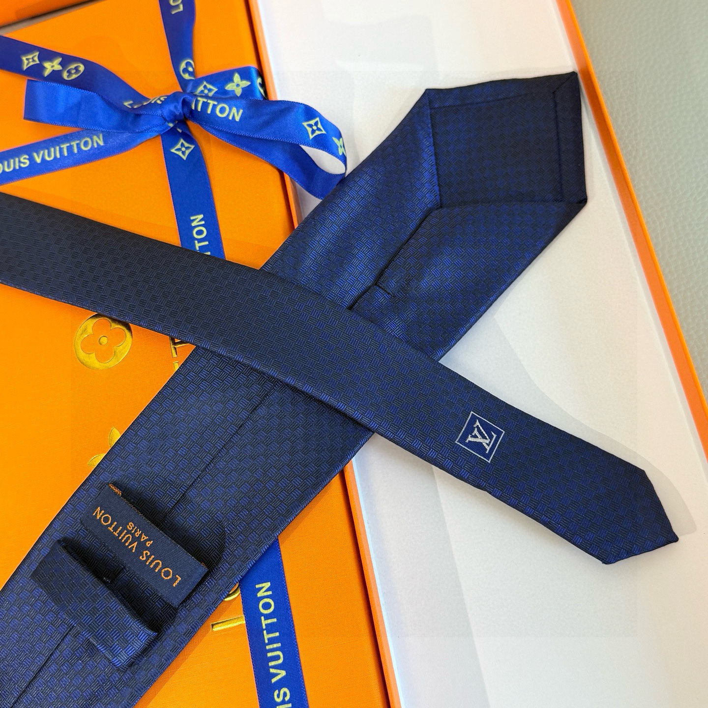 特价。男士领带系列【LV方格领带】👔👔，稀有😻😻展现精湛手工与时尚优雅的理想选择，这款领带将标志性的Da
