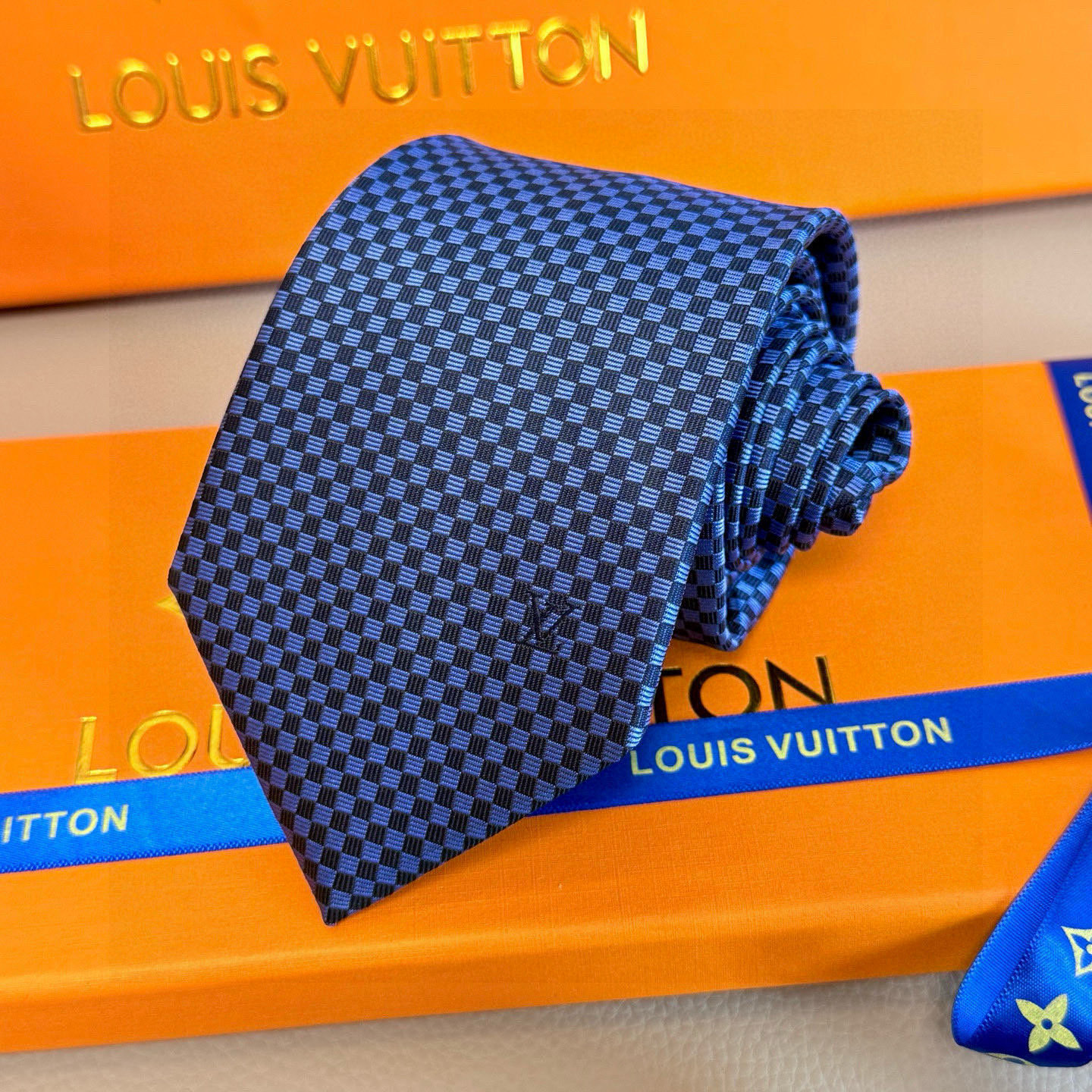 特价。男士领带系列【LV方格领带】👔👔，稀有😻😻展现精湛手工与时尚优雅的理想选择，这款领带将标志性的Da