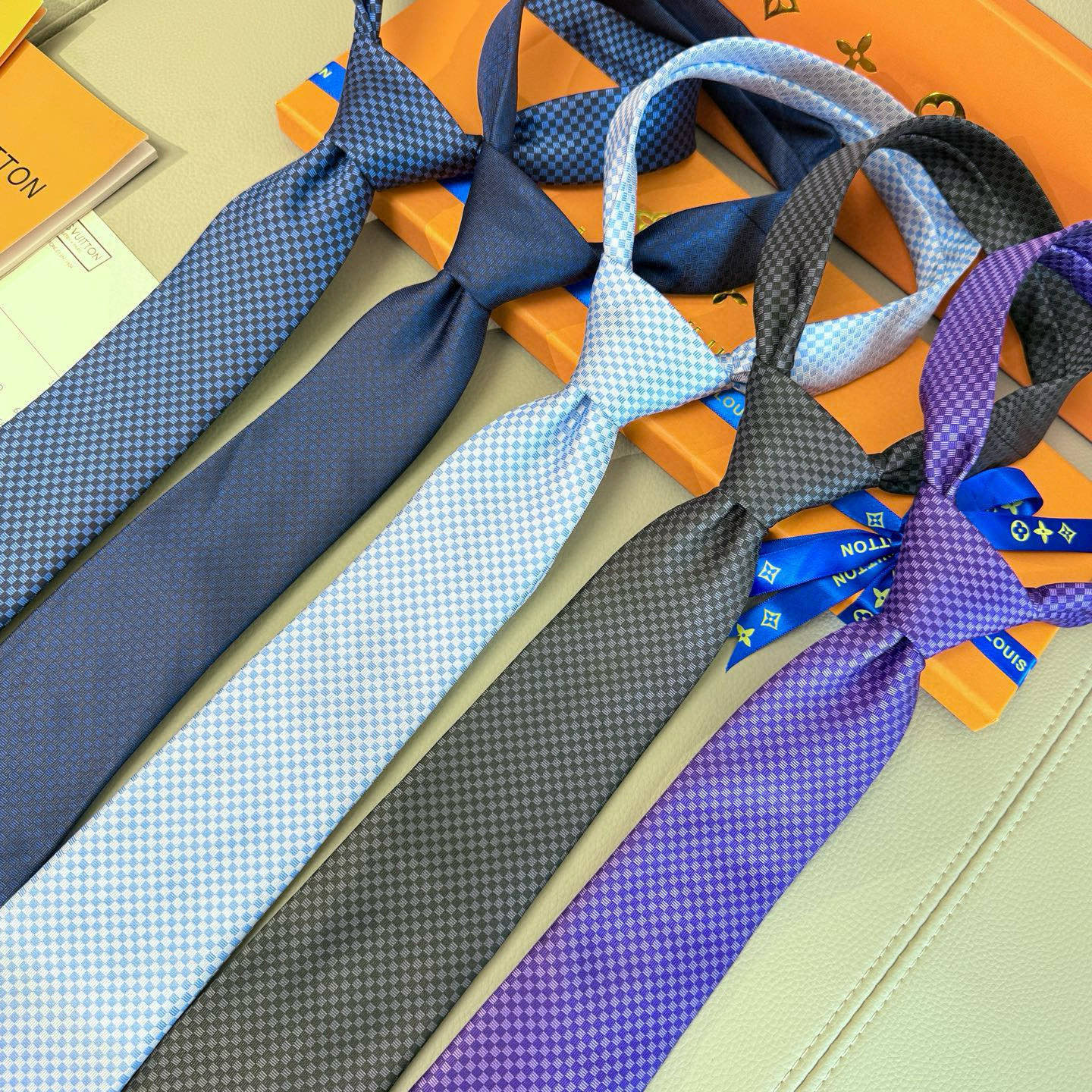 特价。男士领带系列【LV方格领带】👔👔，稀有😻😻展现精湛手工与时尚优雅的理想选择，这款领带将标志性的Da