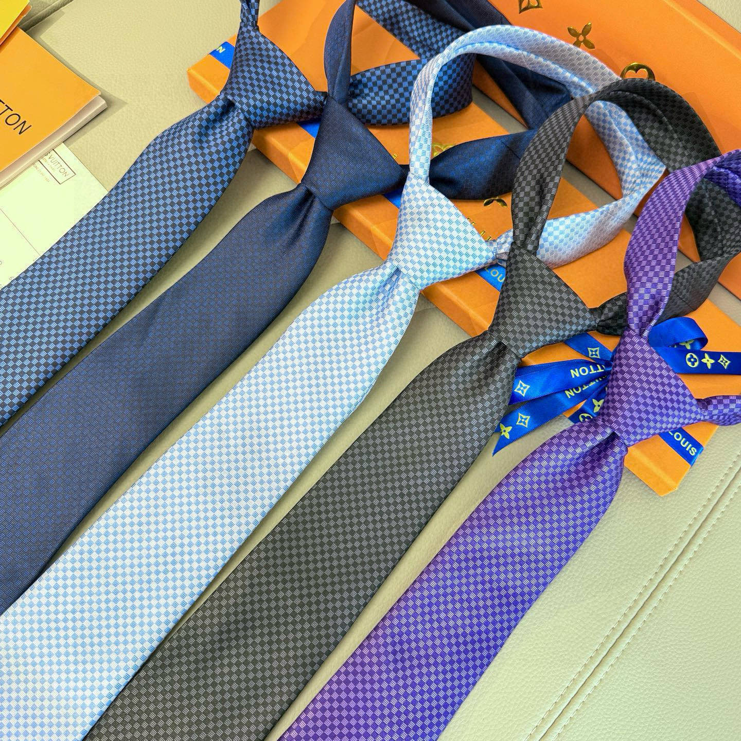 特价。男士领带系列【LV方格领带】👔👔，稀有😻😻展现精湛手工与时尚优雅的理想选择，这款领带将标志性的Da