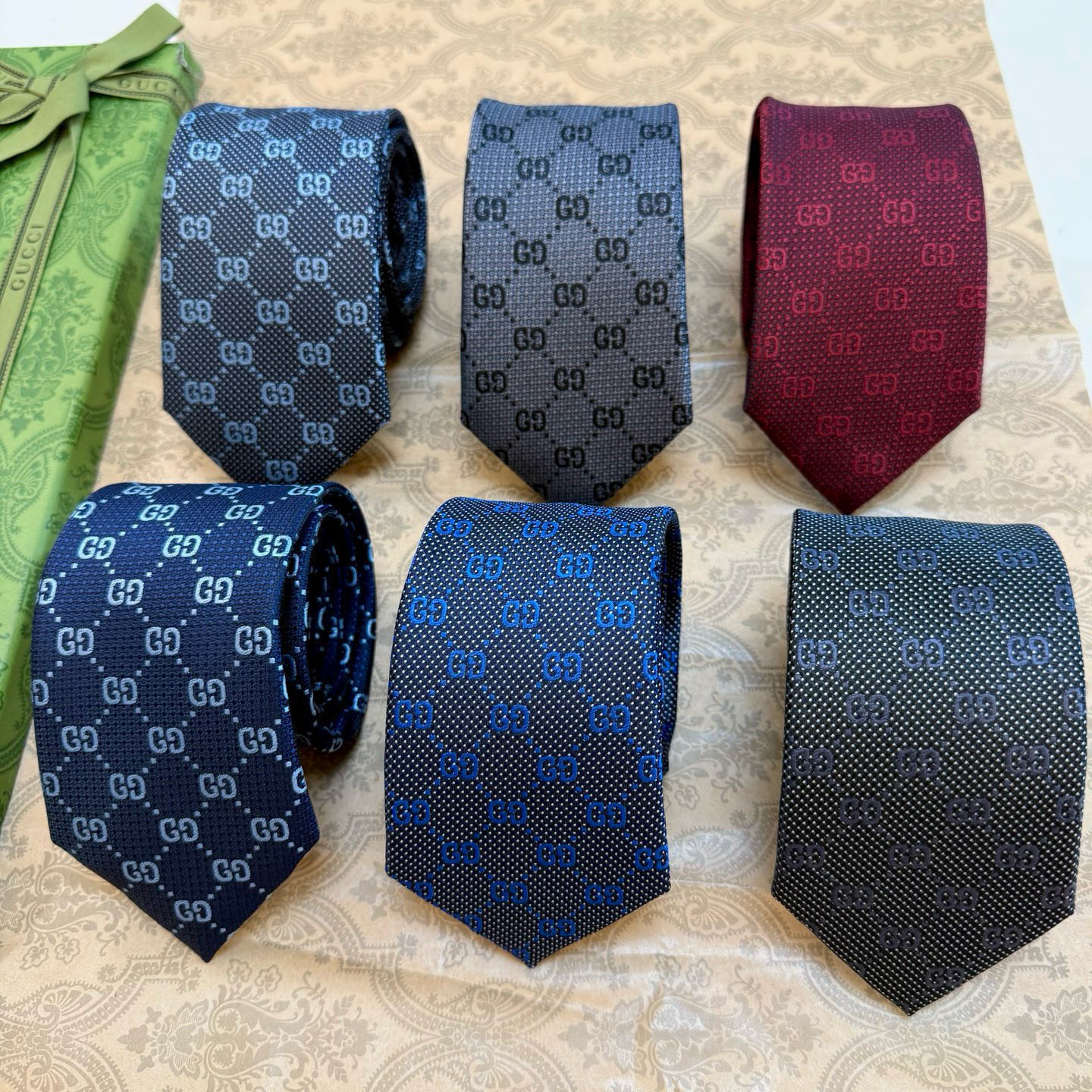 特价。古奇官方同步新款，稀有采用经典小G LOGO提花展现精湛手工与时尚优雅的理想选择，这款领带将标志性