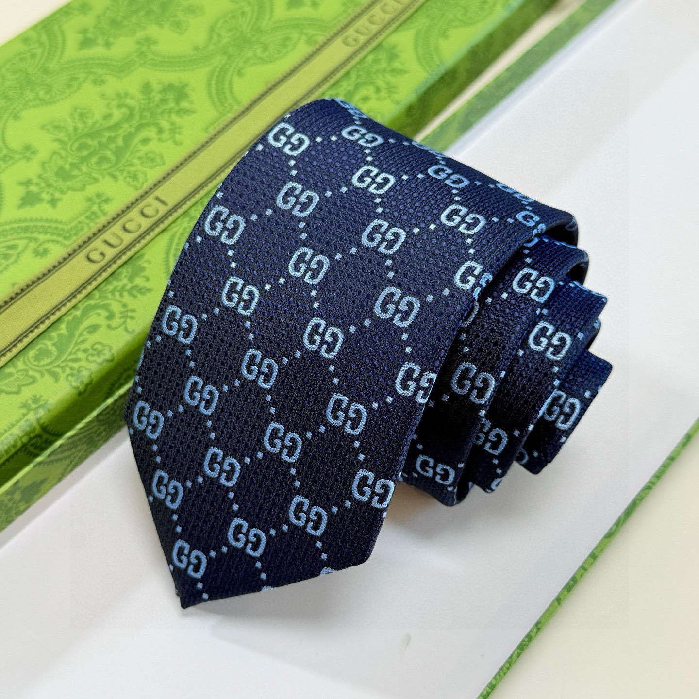 特价。古奇官方同步新款，稀有采用经典小G LOGO提花展现精湛手工与时尚优雅的理想选择，这款领带将标志性