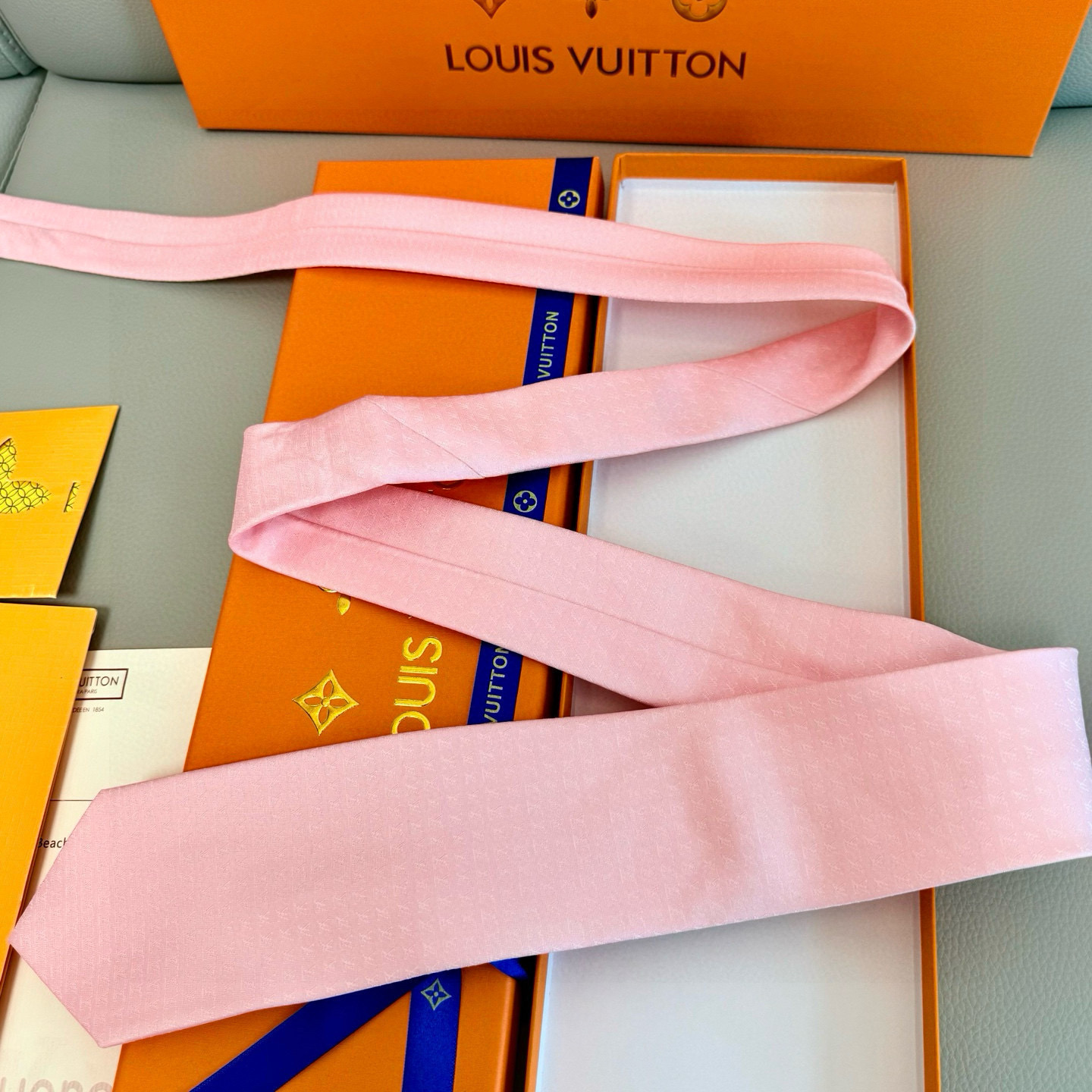 特价。男士领带系列【L字母标识领带】👔👔，稀有😻😻展现精湛手工与时尚优雅的理想选择，此款真丝织就的Dia