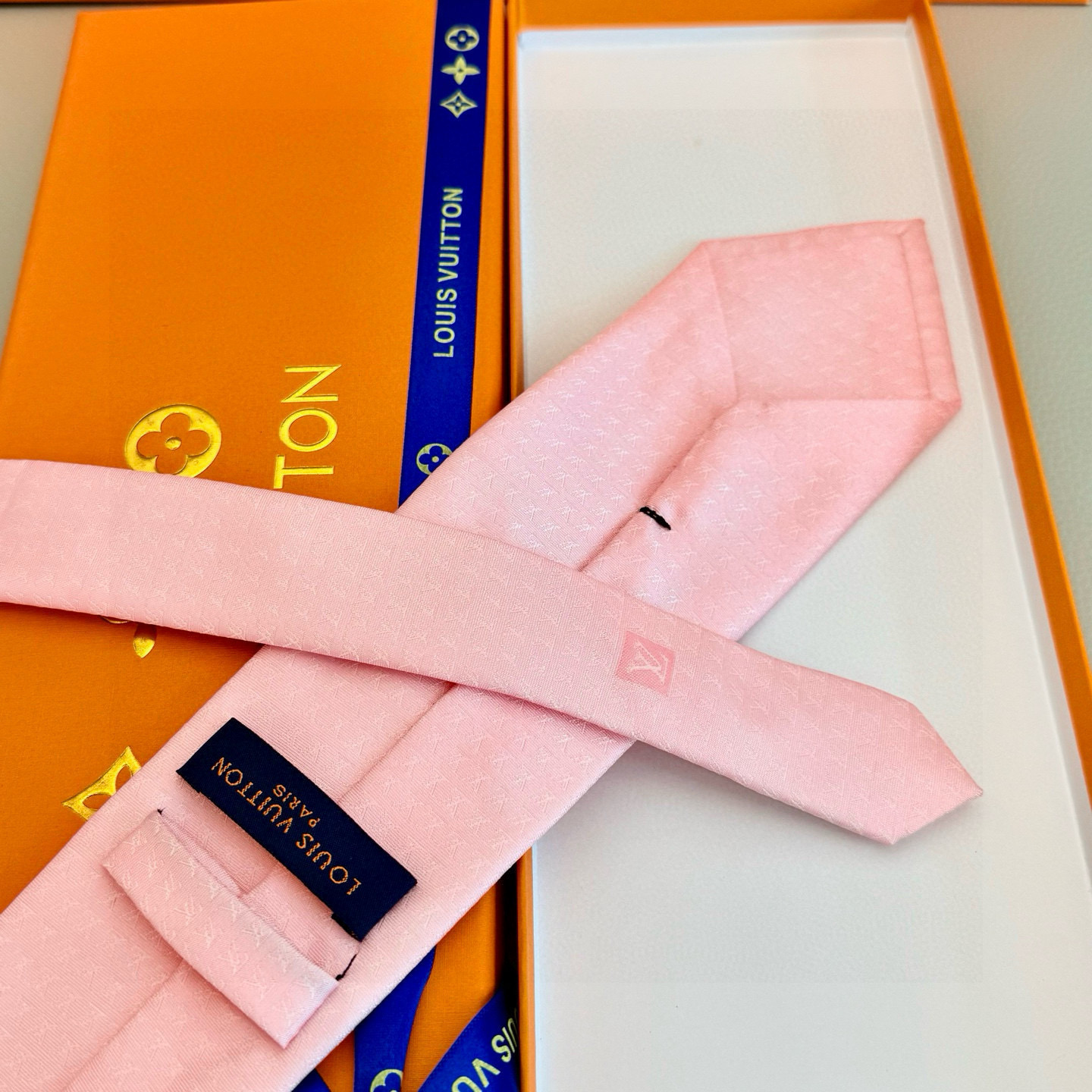 特价。男士领带系列【L字母标识领带】👔👔，稀有😻😻展现精湛手工与时尚优雅的理想选择，此款真丝织就的Dia