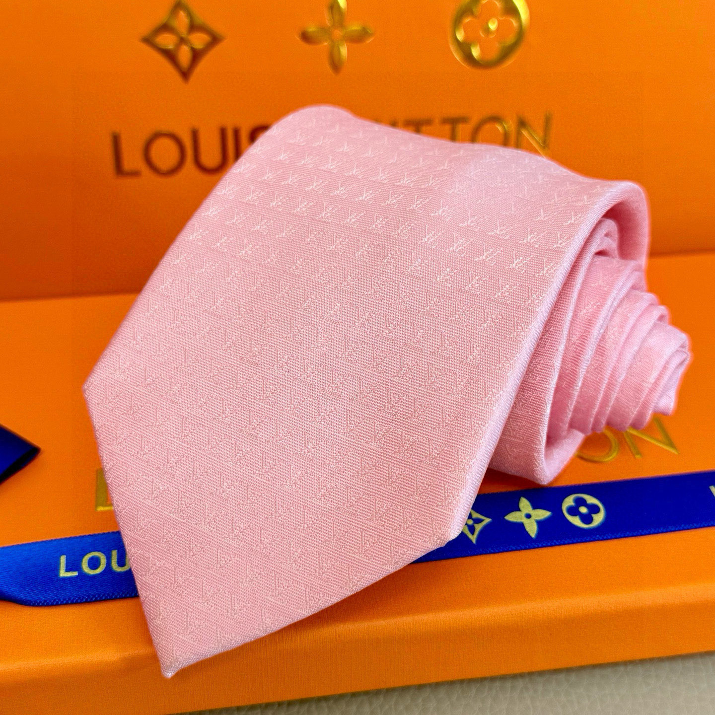 特价。男士领带系列【L字母标识领带】👔👔，稀有😻😻展现精湛手工与时尚优雅的理想选择，此款真丝织就的Dia