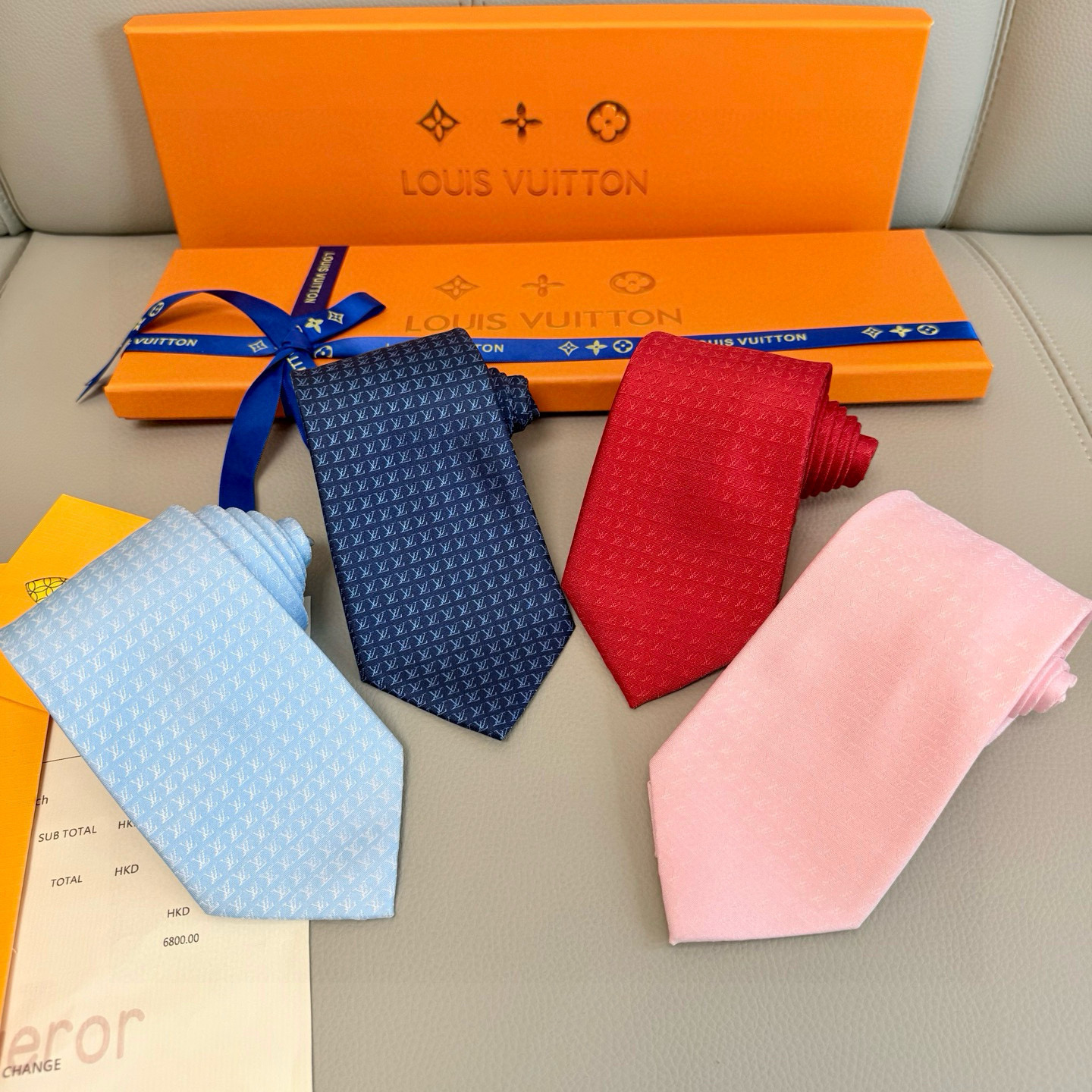 特价。男士领带系列【L字母标识领带】👔👔，稀有😻😻展现精湛手工与时尚优雅的理想选择，此款真丝织就的Dia