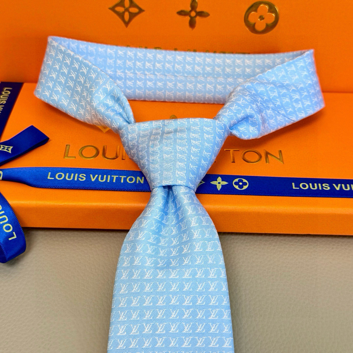 特价。男士领带系列【L字母标识领带】👔👔，稀有😻😻展现精湛手工与时尚优雅的理想选择，此款真丝织就的Dia