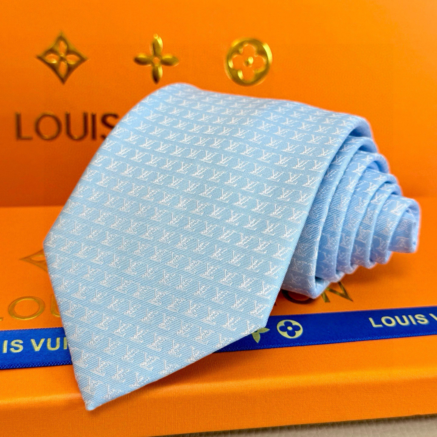 特价。男士领带系列【L字母标识领带】👔👔，稀有😻😻展现精湛手工与时尚优雅的理想选择，此款真丝织就的Dia