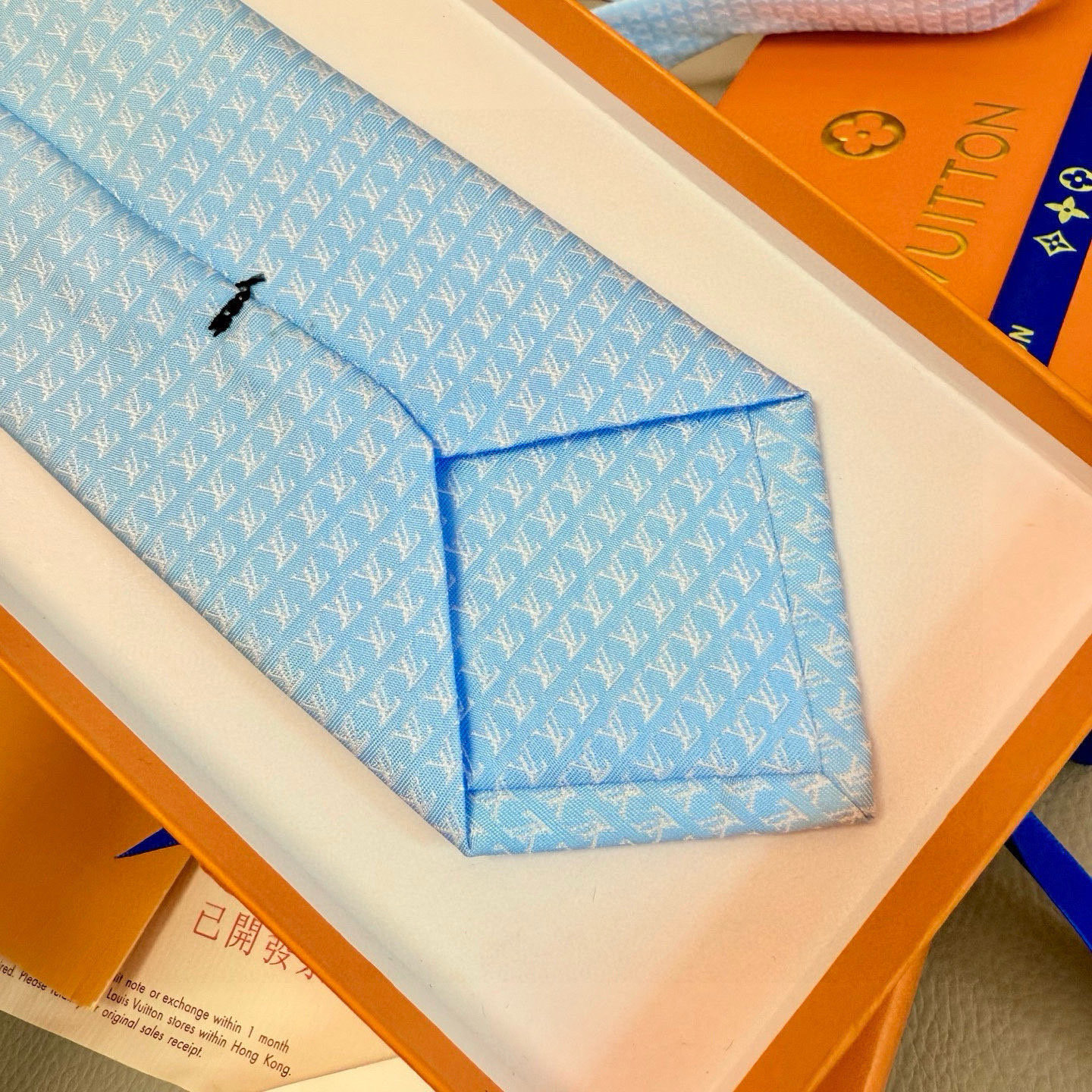 特价。男士领带系列【L字母标识领带】👔👔，稀有😻😻展现精湛手工与时尚优雅的理想选择，此款真丝织就的Dia