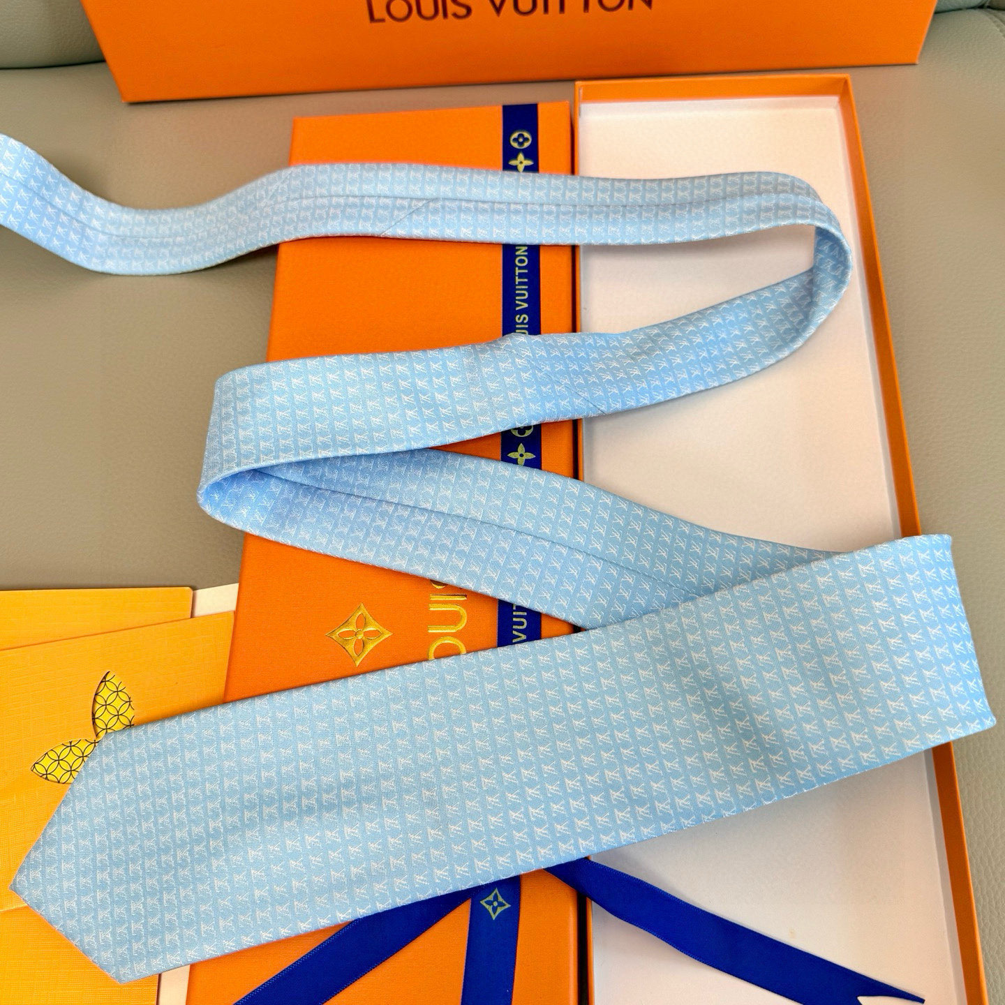 特价。男士领带系列【L字母标识领带】👔👔，稀有😻😻展现精湛手工与时尚优雅的理想选择，此款真丝织就的Dia