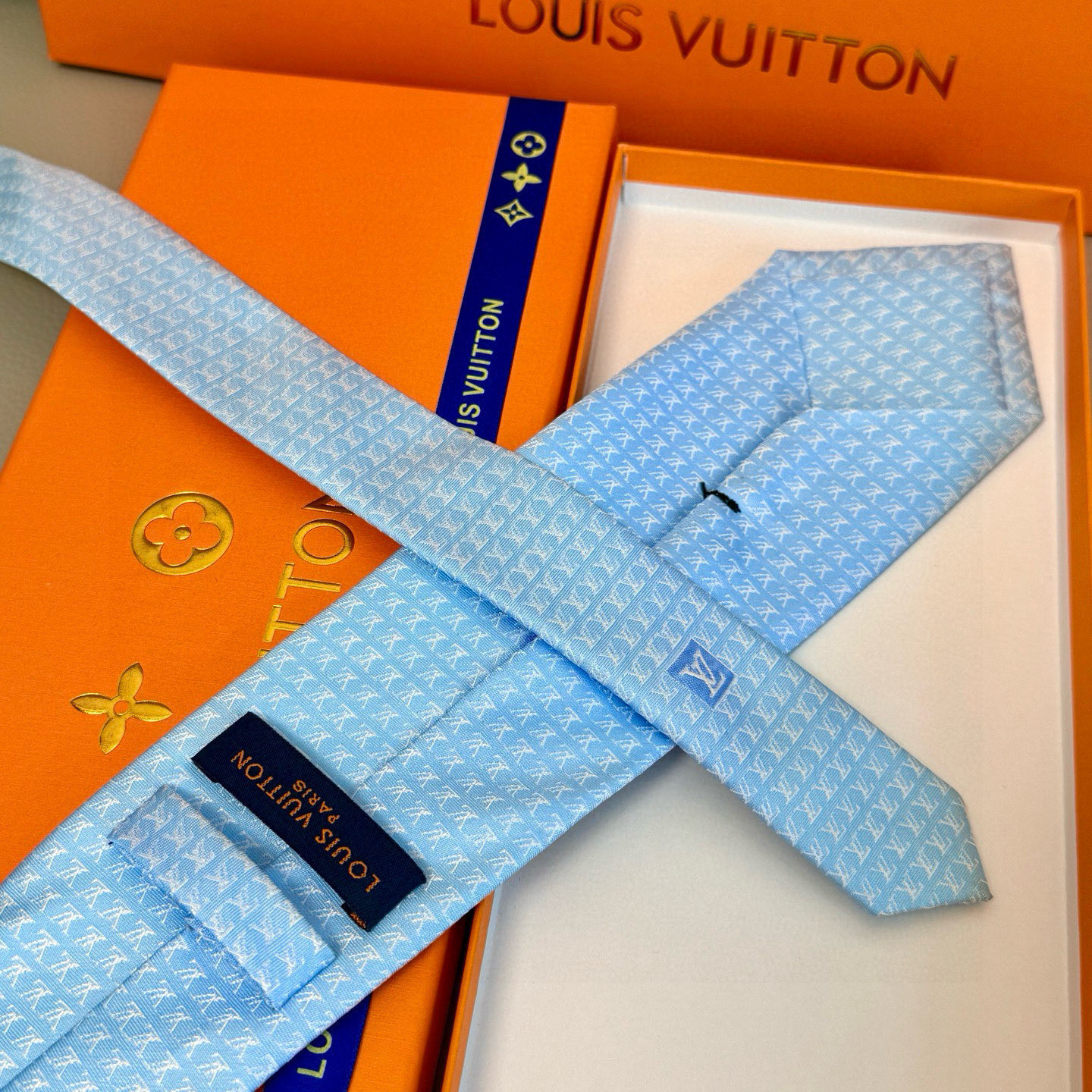 特价。男士领带系列【L字母标识领带】👔👔，稀有😻😻展现精湛手工与时尚优雅的理想选择，此款真丝织就的Dia