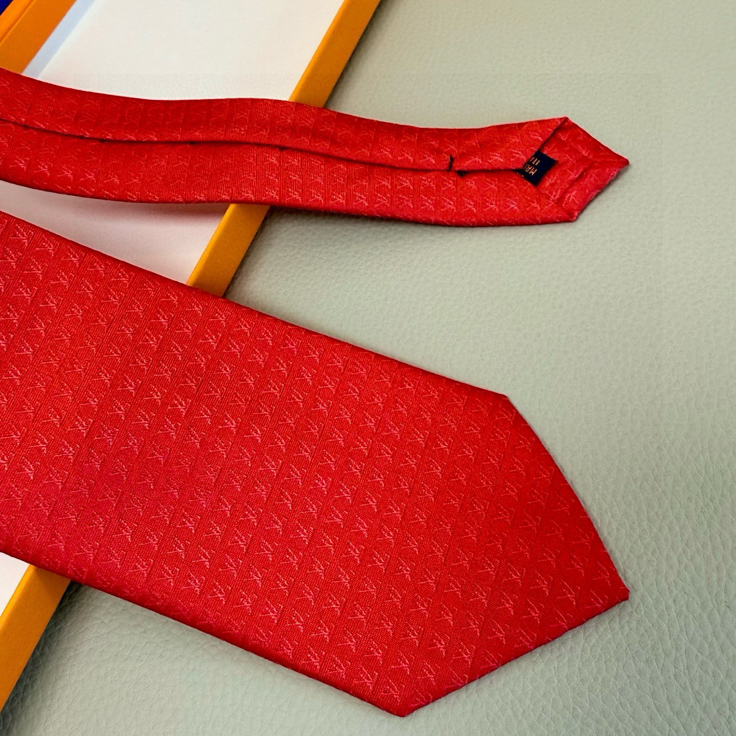 特价。男士领带系列【L字母标识领带】👔👔，稀有😻😻展现精湛手工与时尚优雅的理想选择，此款真丝织就的Dia