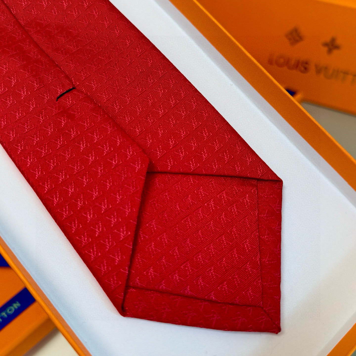 特价。男士领带系列【L字母标识领带】👔👔，稀有😻😻展现精湛手工与时尚优雅的理想选择，此款真丝织就的Dia