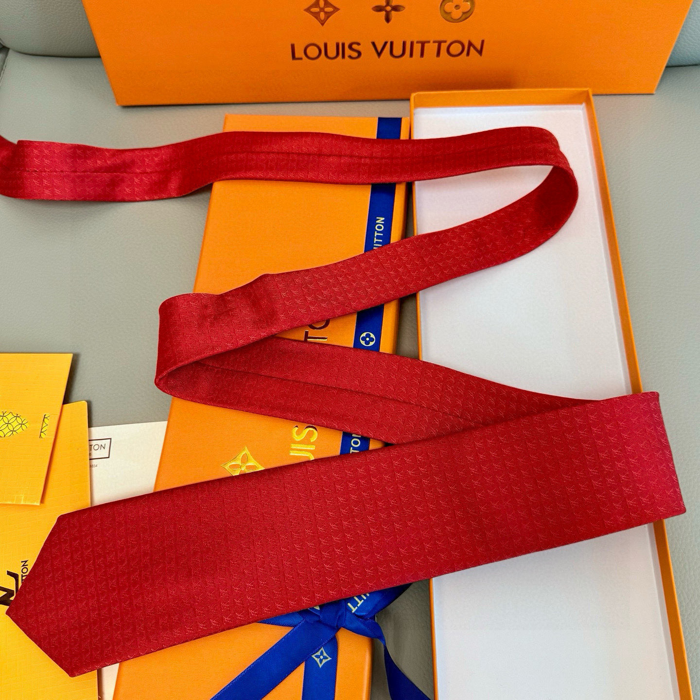 特价。男士领带系列【L字母标识领带】👔👔，稀有😻😻展现精湛手工与时尚优雅的理想选择，此款真丝织就的Dia
