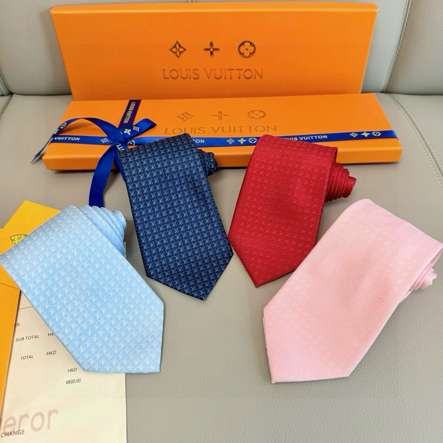 特价。男士领带系列【L字母标识领带】👔👔，稀有😻😻展现精湛手工与时尚优雅的理想选择，此款真丝织就的Dia
