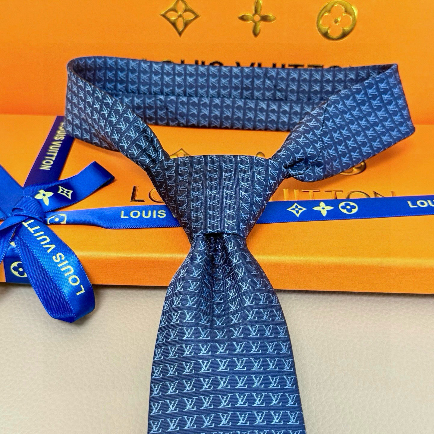 特价。男士领带系列【L字母标识领带】👔👔，稀有😻😻展现精湛手工与时尚优雅的理想选择，此款真丝织就的Dia