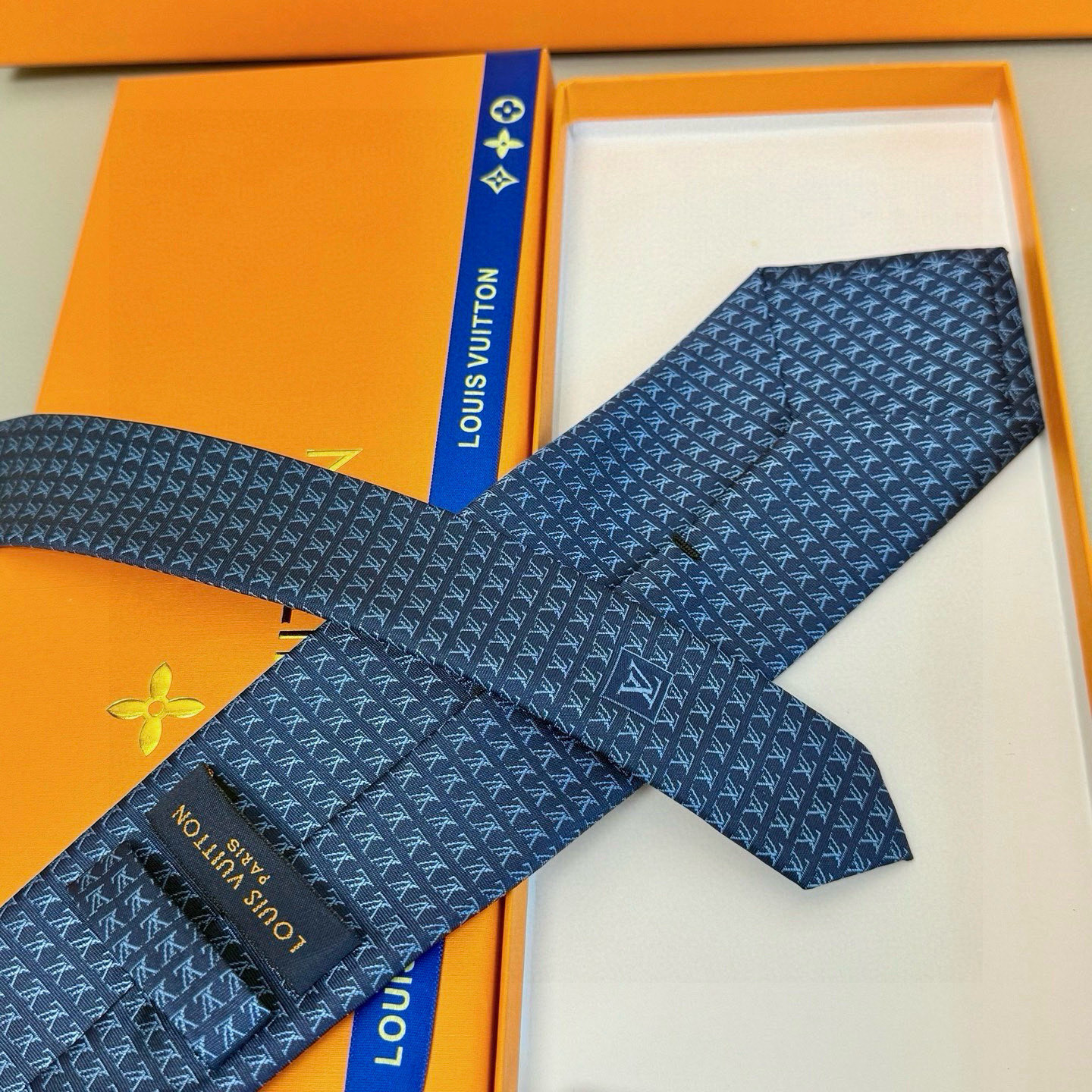 特价。男士领带系列【L字母标识领带】👔👔，稀有😻😻展现精湛手工与时尚优雅的理想选择，此款真丝织就的Dia