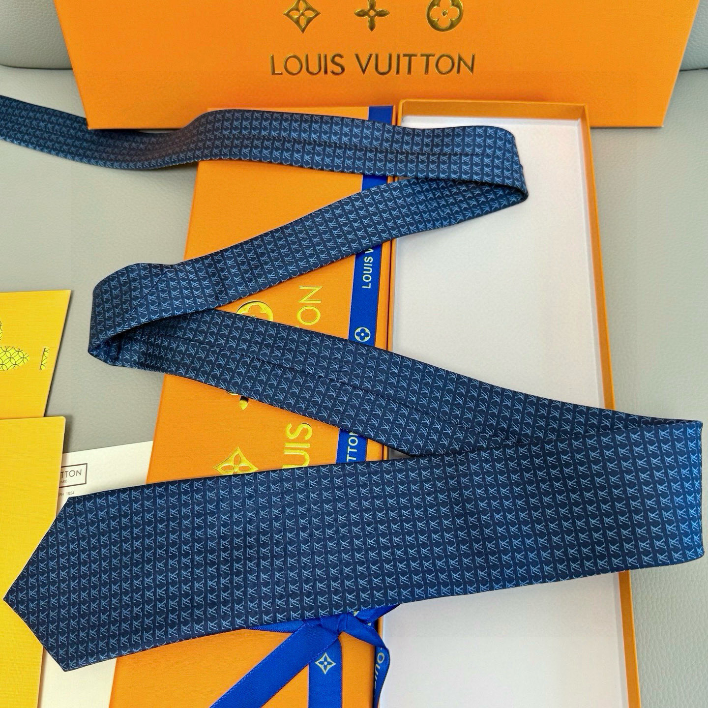 特价。男士领带系列【L字母标识领带】👔👔，稀有😻😻展现精湛手工与时尚优雅的理想选择，此款真丝织就的Dia