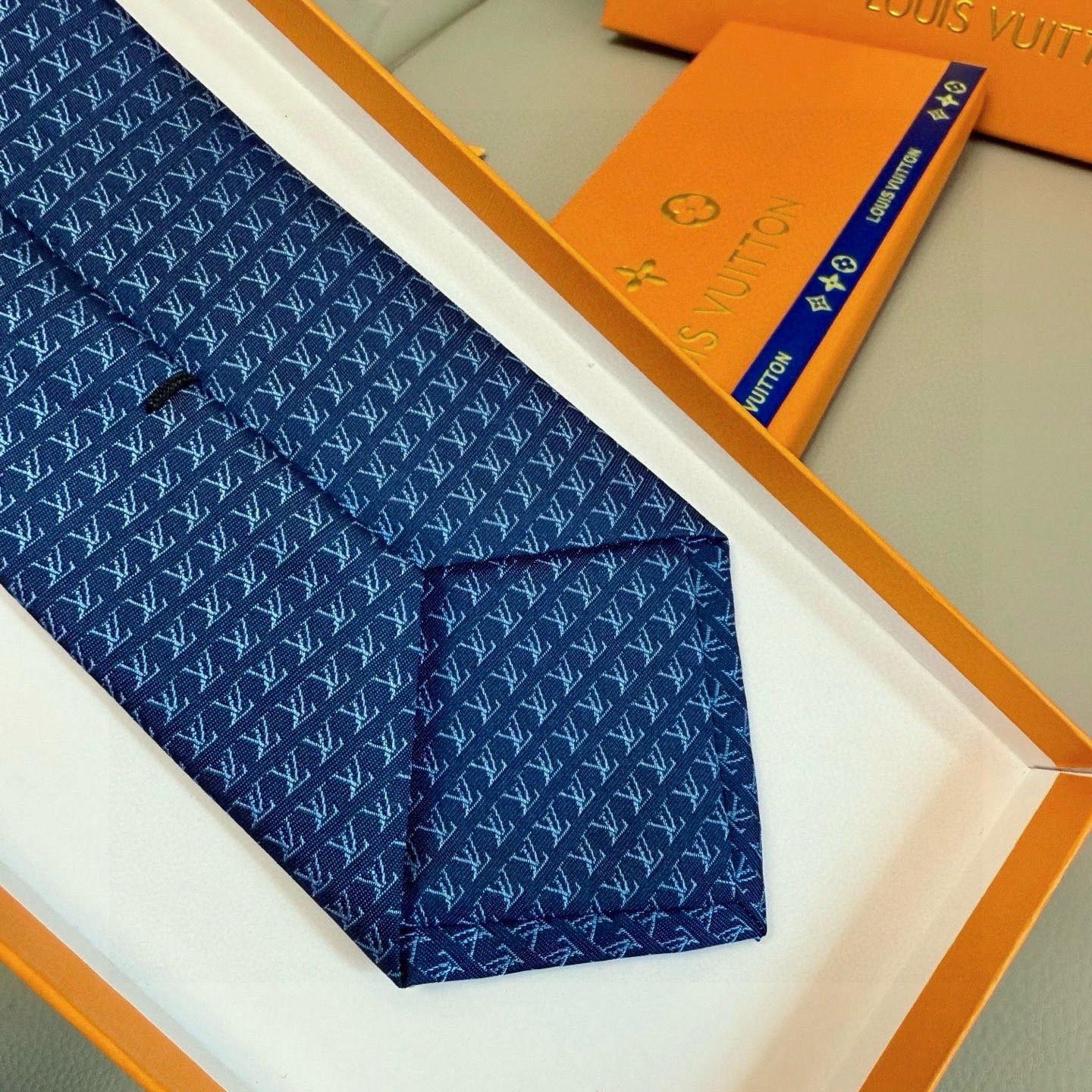 特价。男士领带系列【L字母标识领带】👔👔，稀有😻😻展现精湛手工与时尚优雅的理想选择，此款真丝织就的Dia
