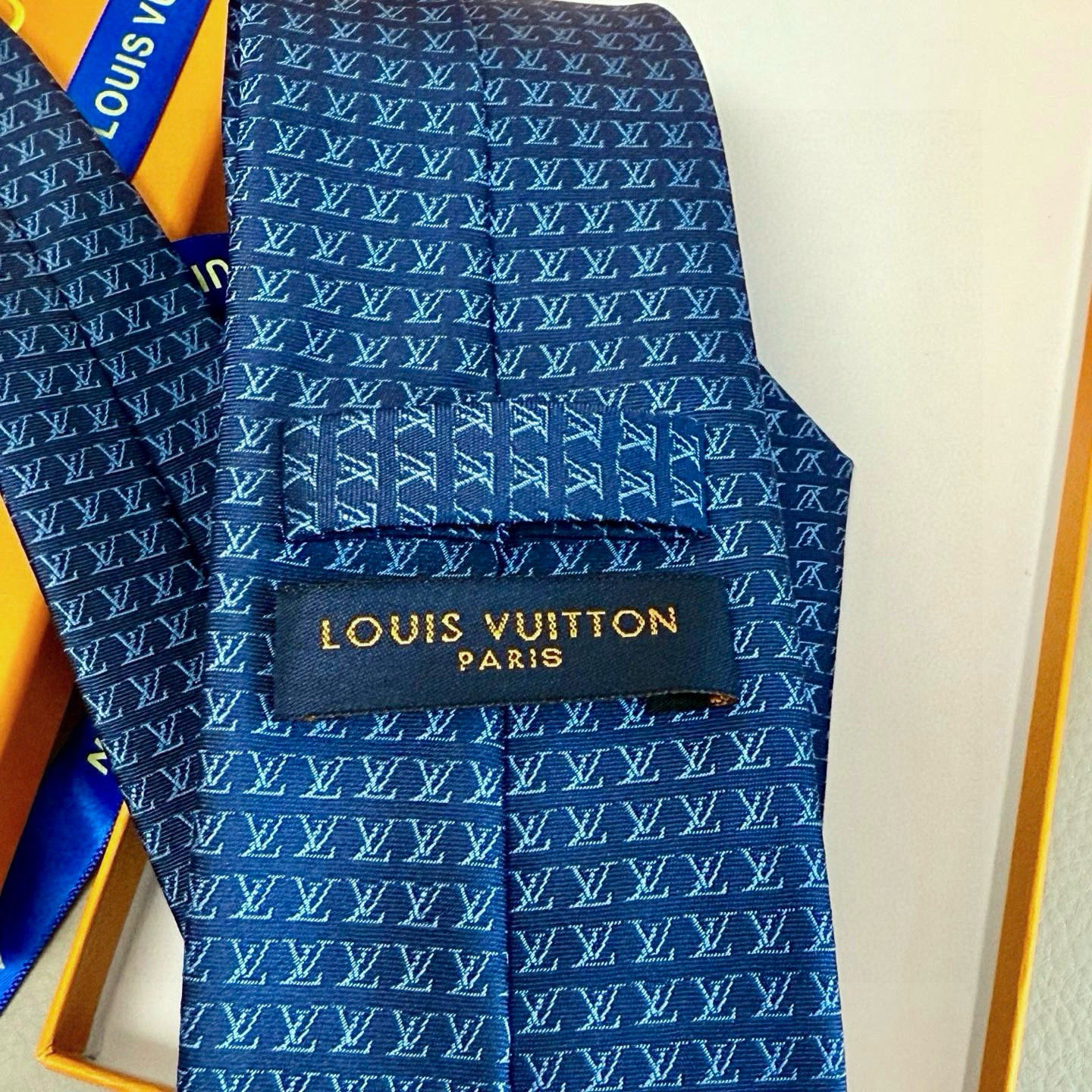 特价。男士领带系列【L字母标识领带】👔👔，稀有😻😻展现精湛手工与时尚优雅的理想选择，此款真丝织就的Dia